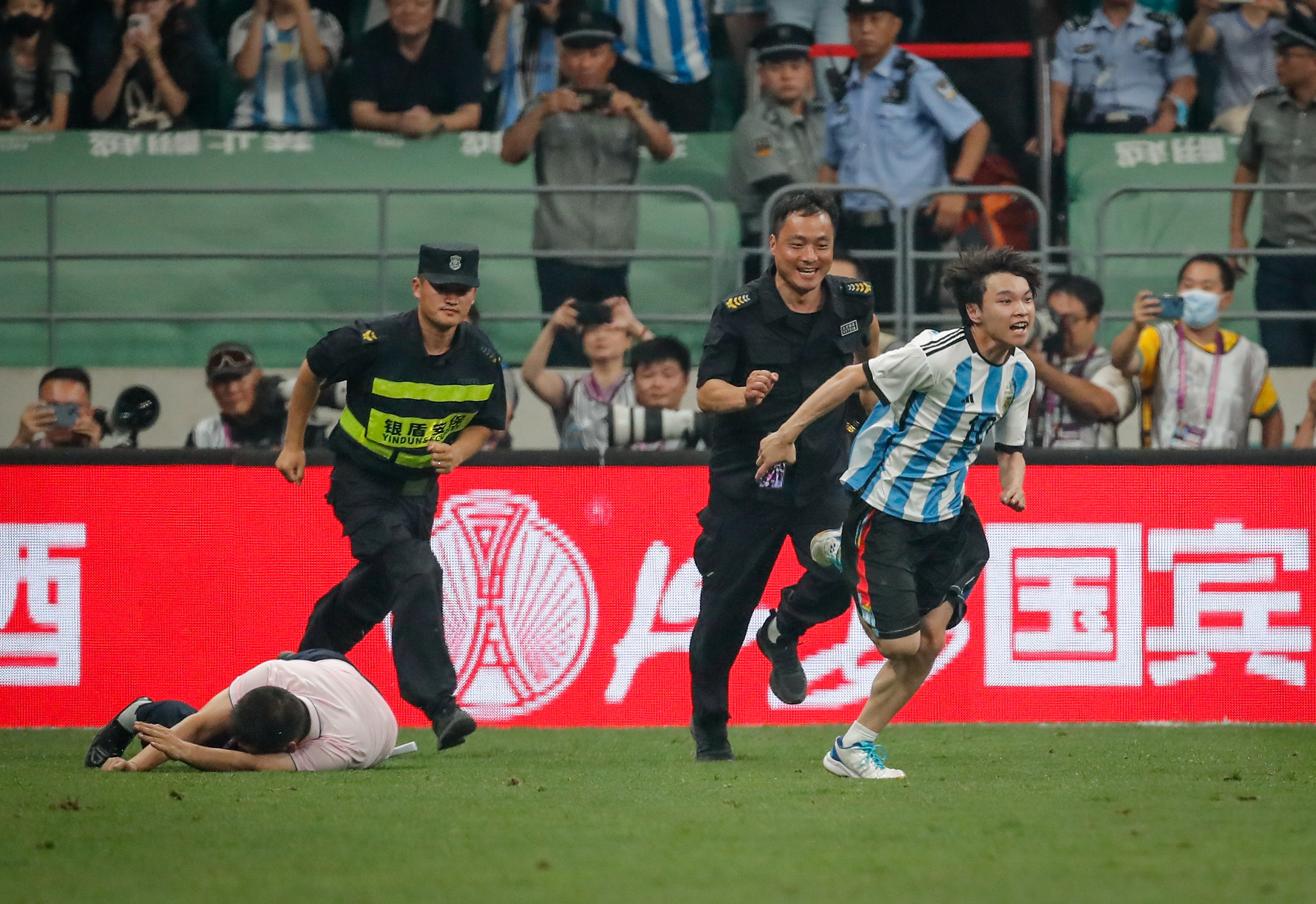 Hincha que saltó a la cancha para abrazar a Messi fue detenido en Pekín