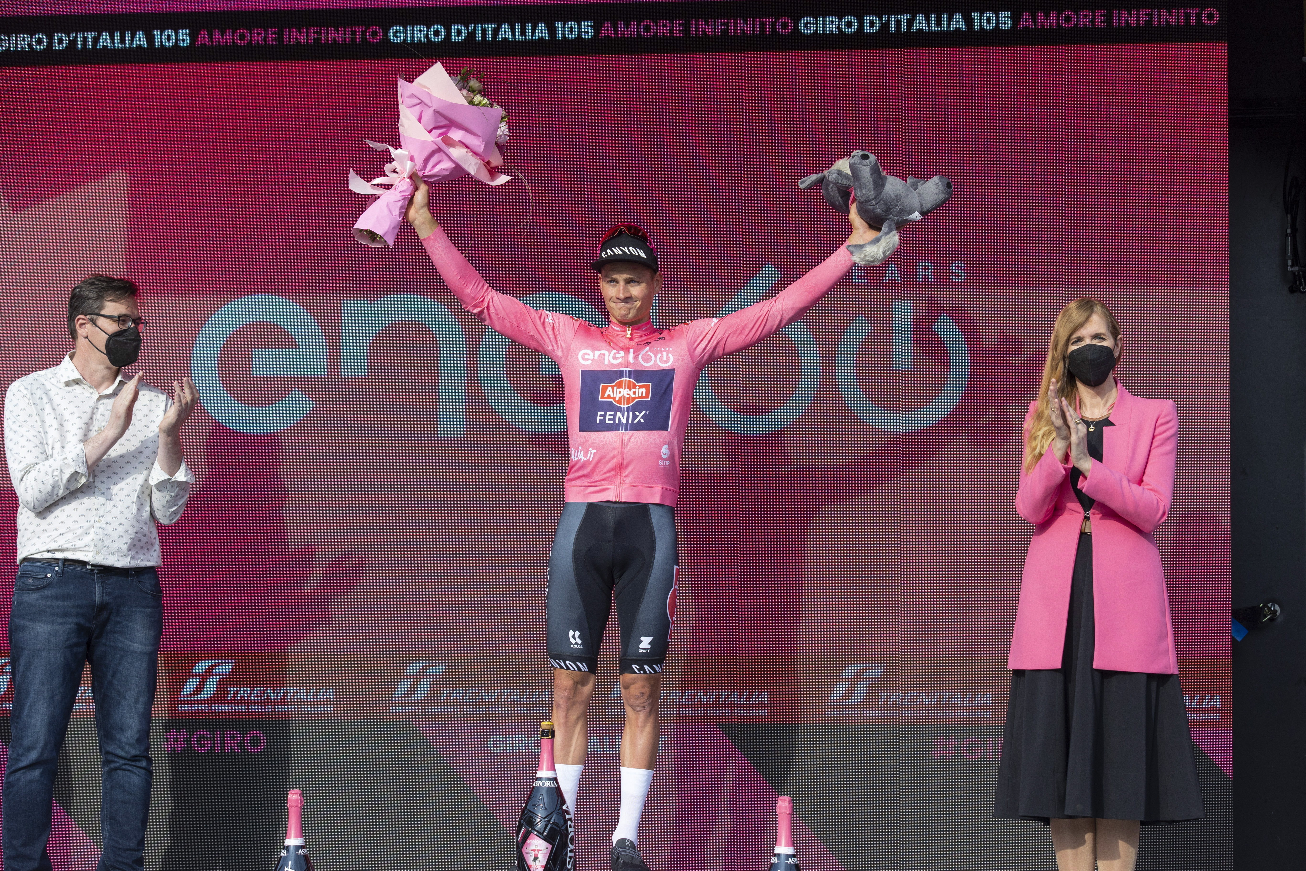 Budapest (Hungary), 07/05/2022.- Dutch rider Mathieu van der Poel (C) of the UCI ProTeam Alpecin ñ Fenix Team celebrates on the podium retaining the overall leader's pink jersey after the second stage of the 105th Giro d'Italia cycling tour, an individual time trial over 9.2km in Budapest, Hungary, 07 May 2022. (Ciclismo, Hungría) EFE/EPA/Gyorgy Varga HUNGARY OUT