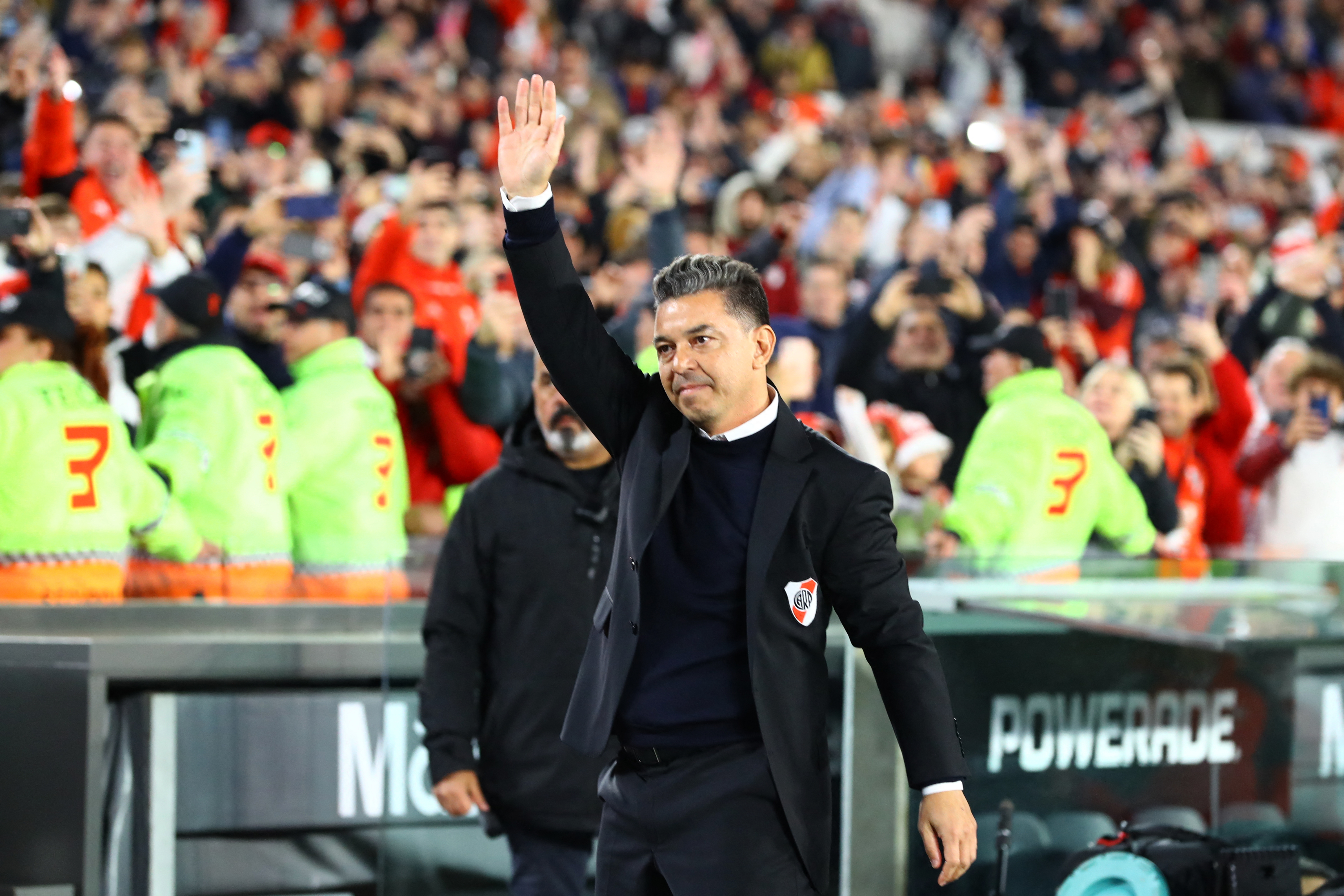 El entrenador en jefe de River Plate, Marcelo Gallardo, saluda antes del partido de la Copa de la Liga Profesional de Fútbol Argentino 2024 entre River Plate y Huracán en el estadio Monumental de Buenos Aires el 10 de agosto de 2024.