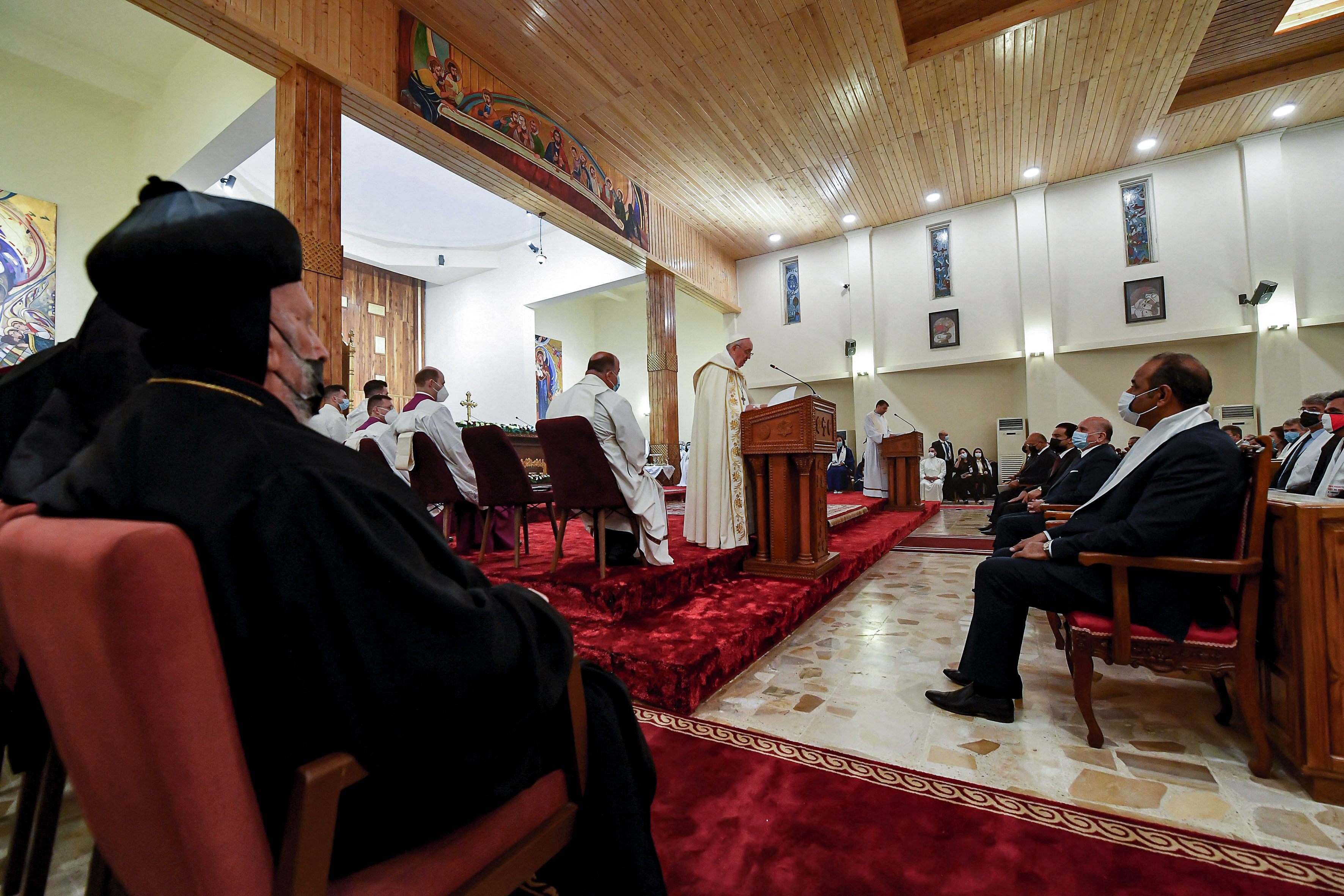 Con la celebración de esta misa, Francisco concluyó su segunda jornada en Irak en un día histórico al haberse reunido con el líder espiritual de los chiíes, el ayatolá Ali al Sistani, y viajar a Ur, donde la tradición dice que nació el patriarca Abraham, venerado por las tres grandes religiones monoteístas: judaísmo, cristianismo e islam.