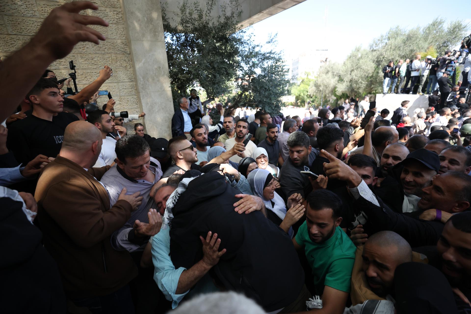 Ramallah (-), 13/10/2025.- People greet freed Palestinian prisoners as they arrive after being released from an Israeli jail as part of the Israel-Hamas release deal, in the West Bank city of Ramallah, 13 October 2025. As part of the ceasefire agreement between Israel and Hamas, some 20 Israeli captives and around 2,000 Palestinian prisoners are scheduled to be released on 13 October. (Ramala) EFE/EPA/ALAA BADARNEH