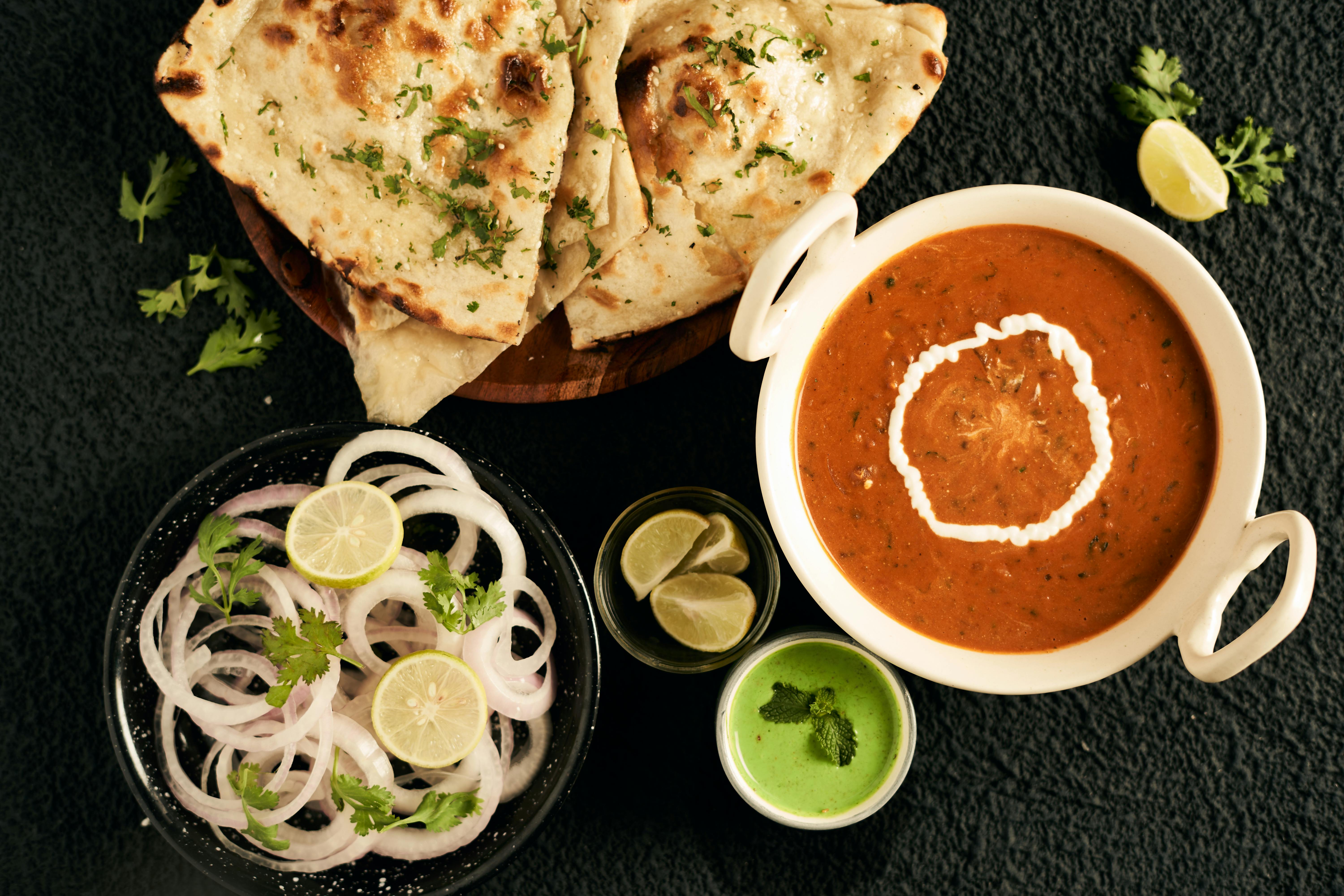 Con mantequilla de ajo y cilantro: así se prepara este pan naan