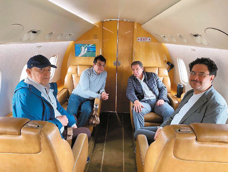 Parte de la delegación de gobierno viajando ayer hacia Caracas. / Twitter Juan Diego Quesada