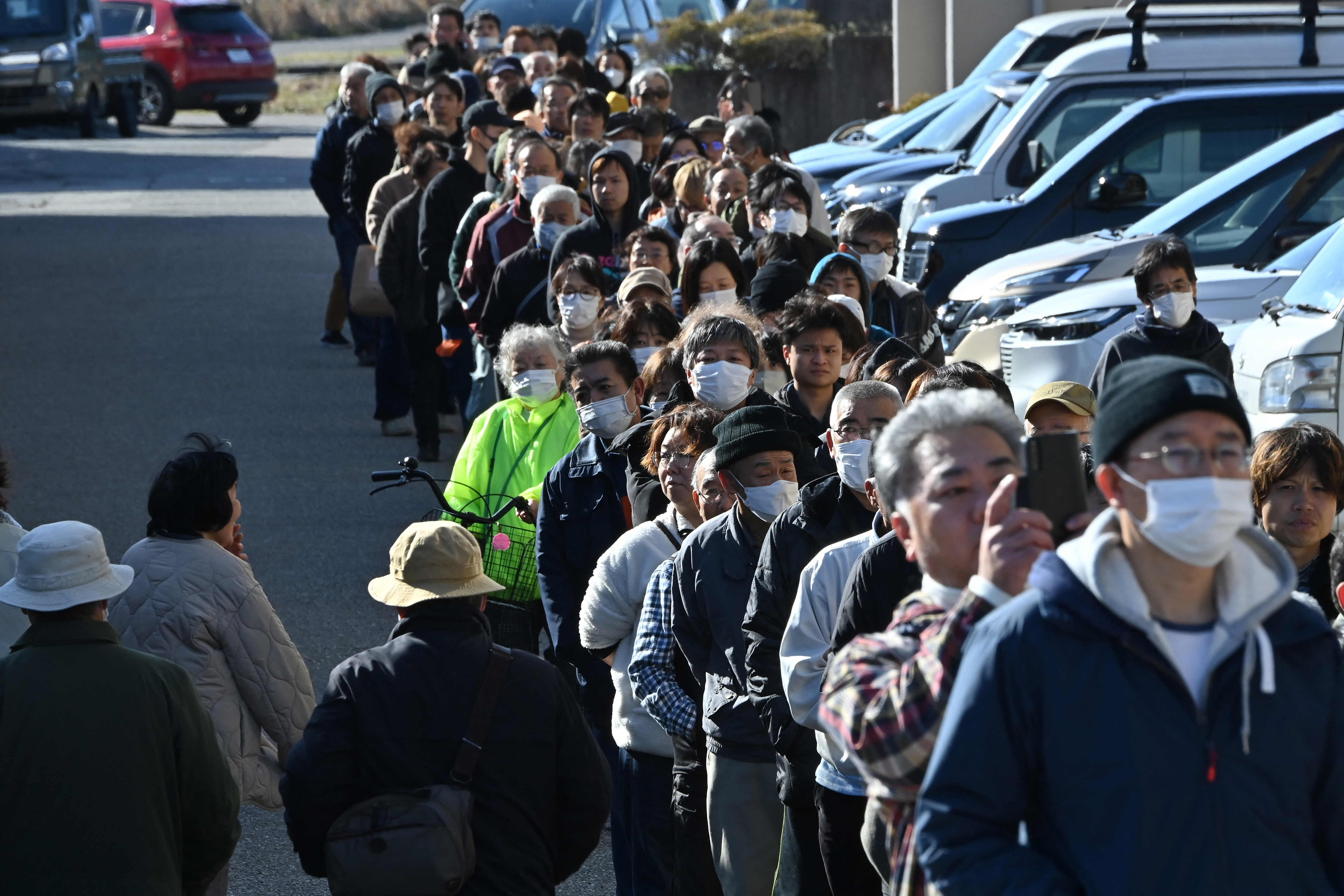 Japón: enormes filas para conseguir agua y comida tras devastador terremoto