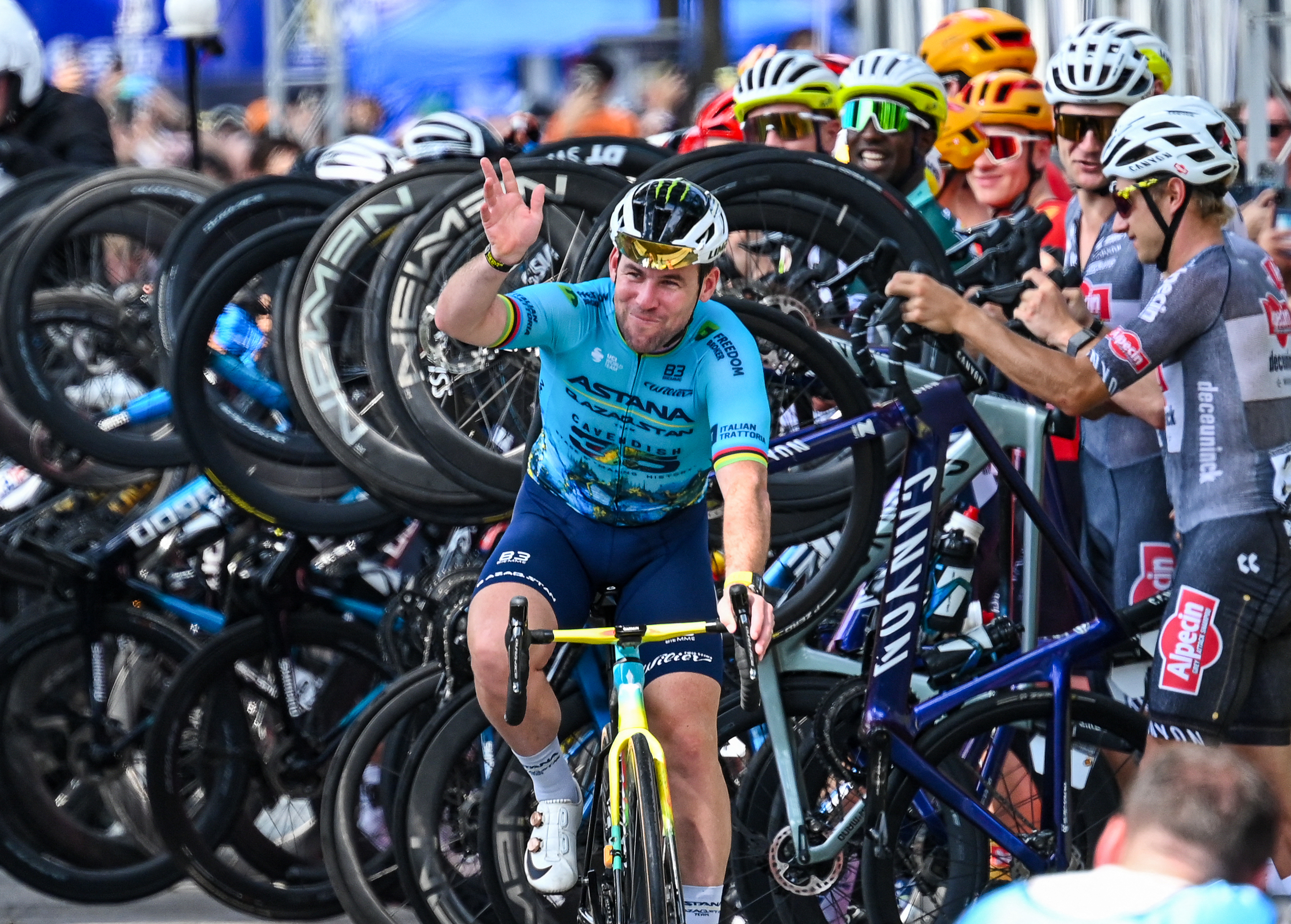 Mark Cavendish se despidió del ciclismo con una última victoria en Singapur