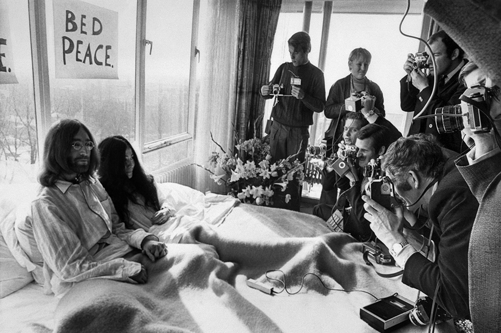 Las imágenes de John Lennon y Yoko Ono en la cama que aparecen 50 años después