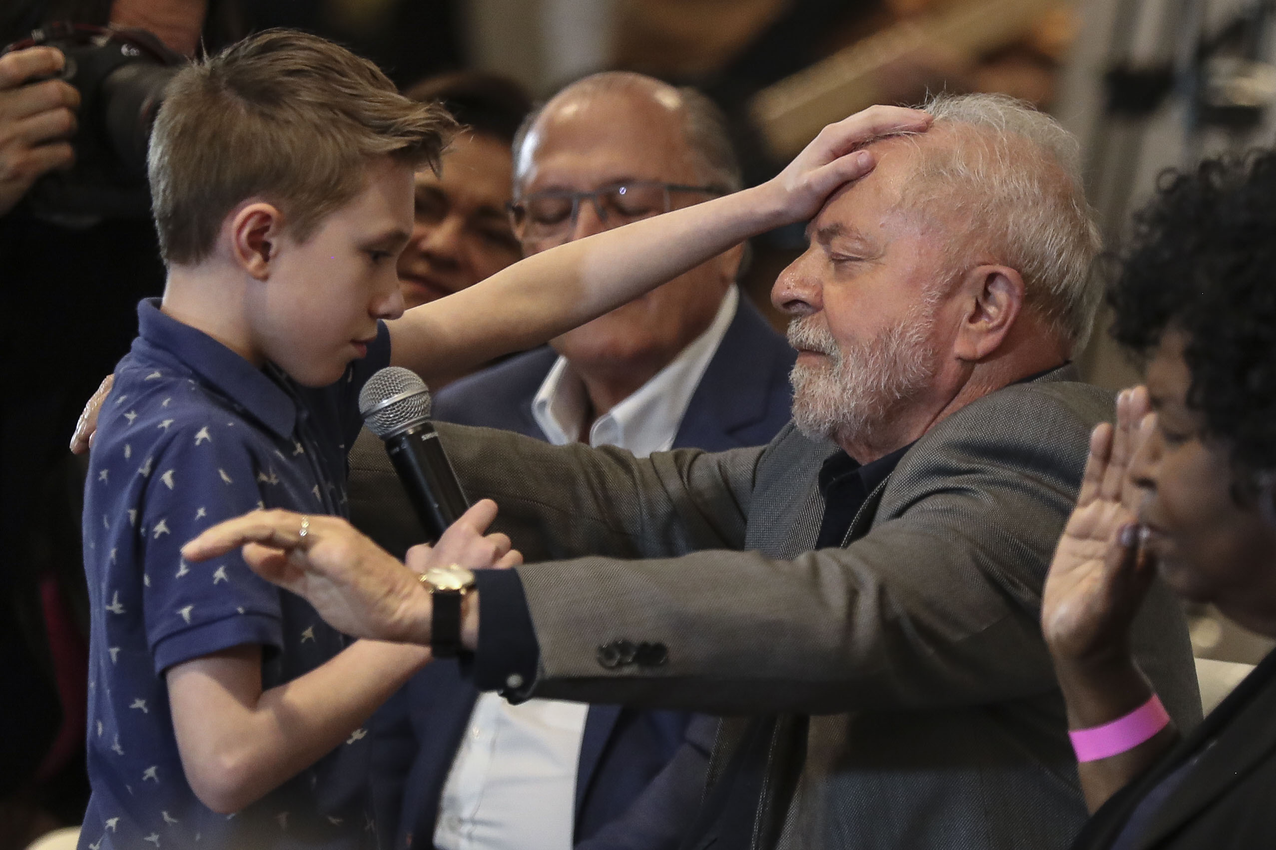-FOTODELDIA- AME6228. SAO PAULO (BRASIL), 19/10/2022.- El expresidente de Brasil y candidato a la presidencia, Luiz Inácio Lula da Silva, recibe una oración de David Mikami, de 9 años de edad, durante la presentación de una "carta a los evangélicos", durante un acto de campaña en un hotel de Sao Paulo (Brasil). El expresidente y candidato presidencial Luiz Inácio Lula da Silva presentó una "carta a los evangélicos" para captar el voto de este importante grupo de electores. EFE/ Sebastiao Moreira