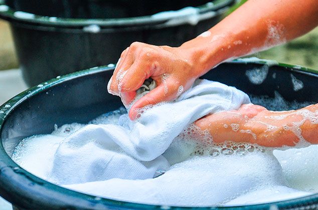 Usa la cantidad correcta de detergente; demasiado puede dejar residuos en tus prendas