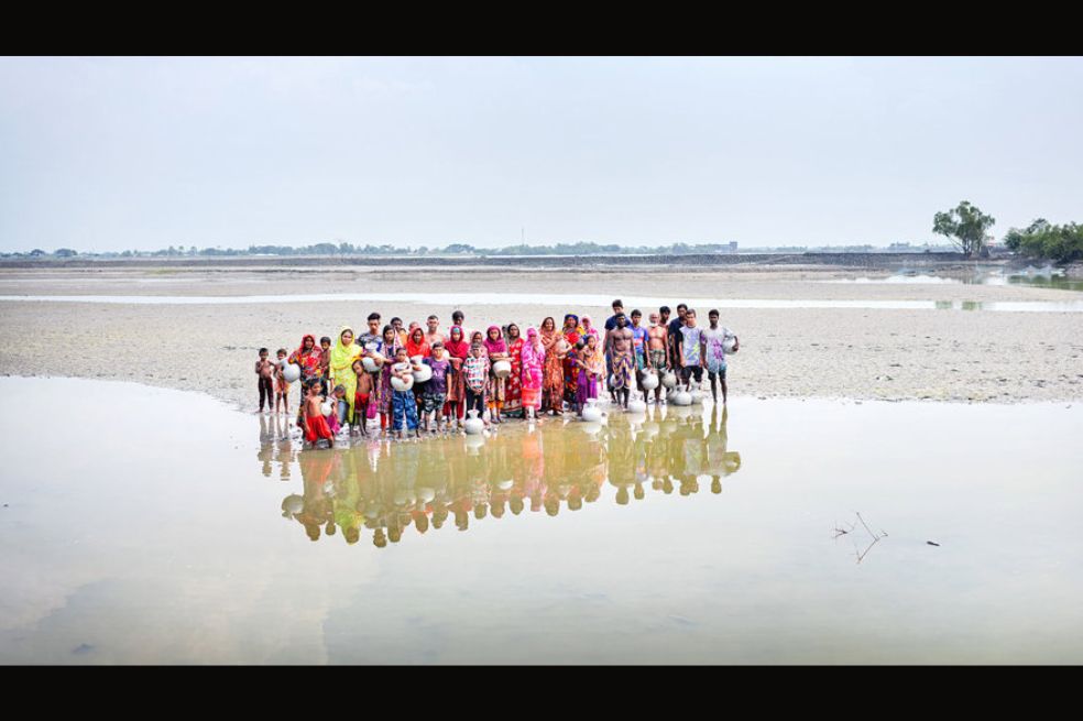 Premio de los editores de New Scientist - Cine: Mohammad Rakibul Hasan ganó por The Vanishing Childhood, la historia de un adolescente que vive en los humedales de haor de Kishoreganj, Bangladesh, una zona propensa a las inundaciones, cuya familia se ve obligada a emigrar a las fábricas de ladrillos.