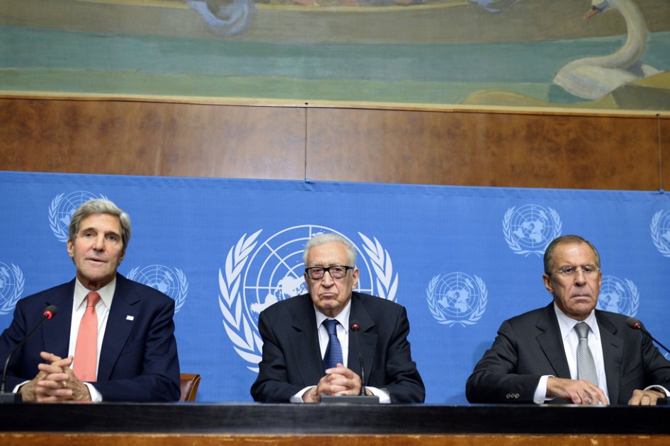 El secretario de Estado de EE.UU. John Kerry, el mediador de la ONU para Siria Lakhdar Brahimi y el ministro de exteriores sirio Sergey Lavrov./ AFP