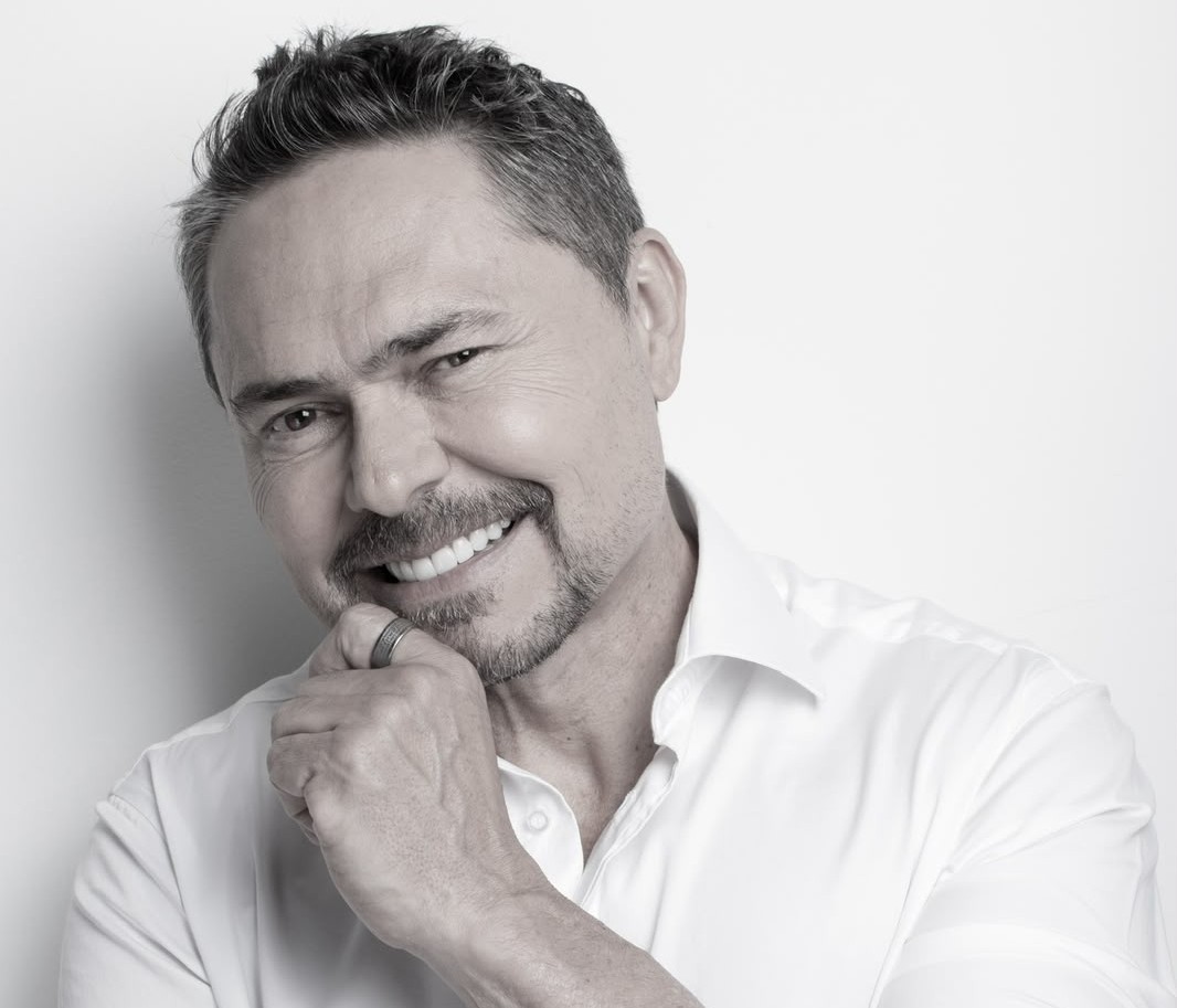 Después de más de 30 años en la televisión, el actor dio un nuevo paso profesional: asumió públicamente su rol como director y productor. El artista no solo reafirma su evolución en el cine, también se refiere a la falta de pantallas para mostrar las producciones locales.