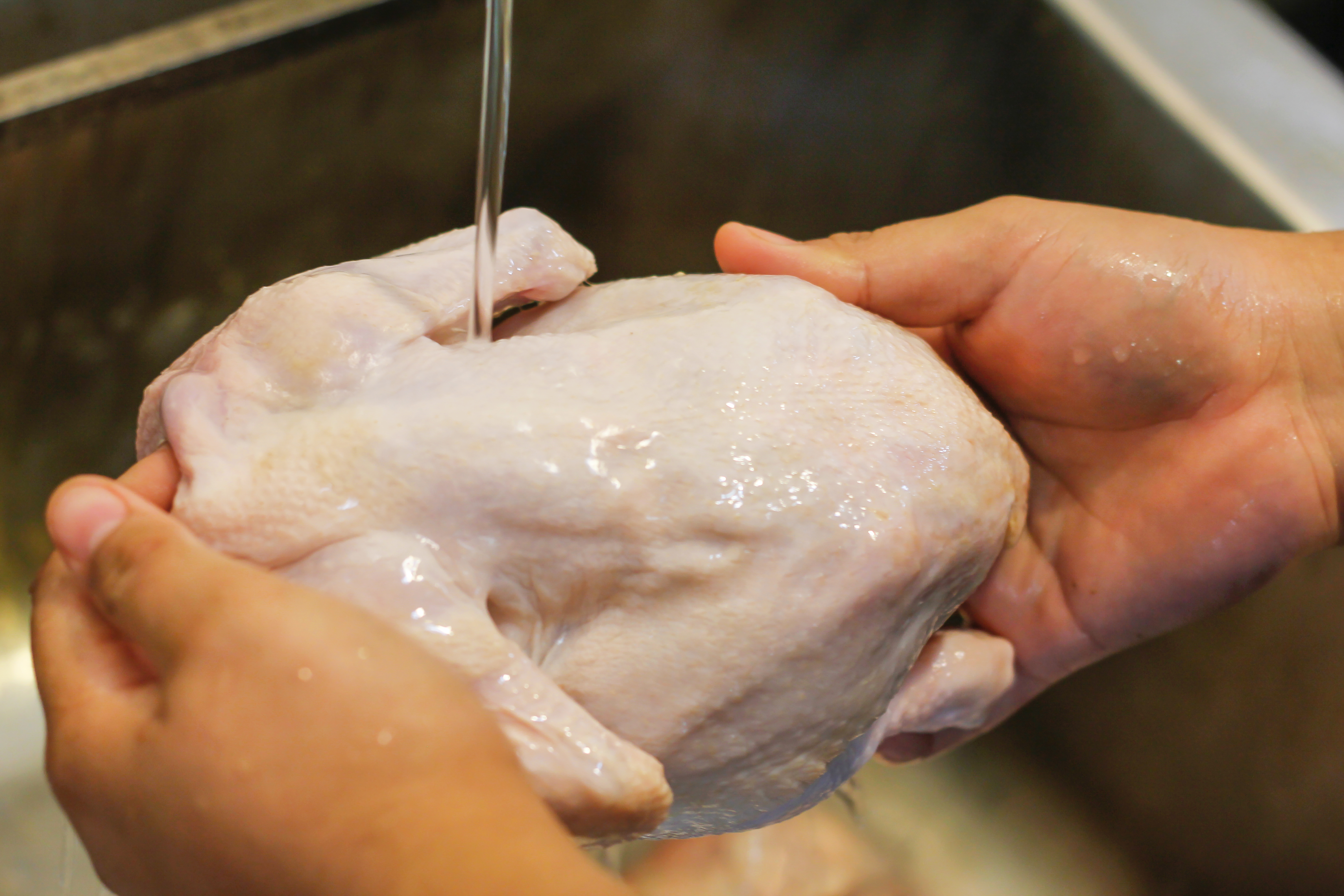 ¿El pollo se lava? Por estas razones no debe hacerlo antes de cocinarlo