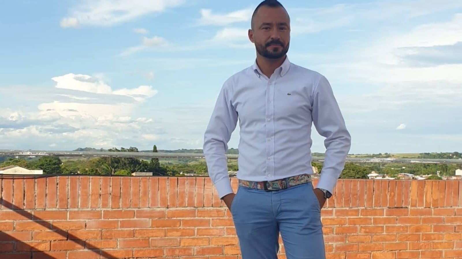 El vallecaucano combina sus dos pasiones: la vocación sacerdotal y el deporte.