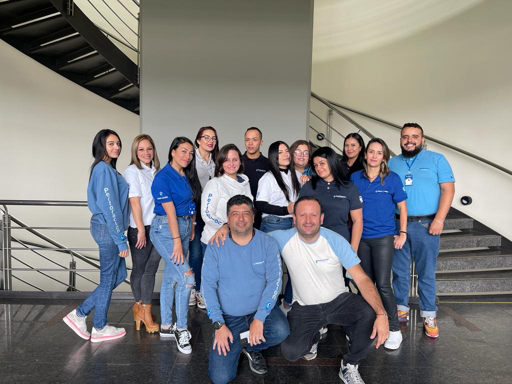 Ellos crearon una empresa especializada en perforación de orejas sin dolor