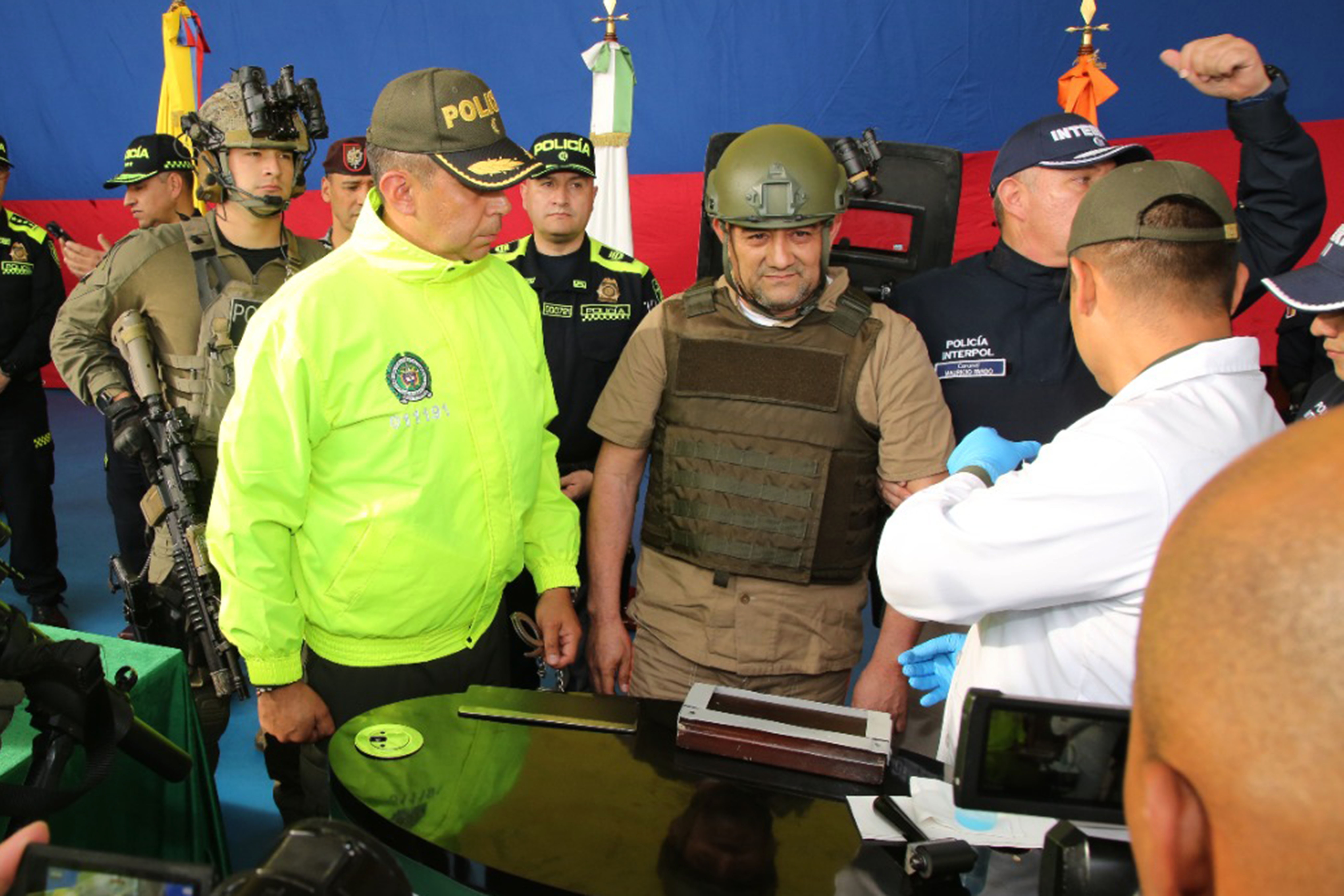 BOG400 BOGOTÁ (COLOMBIA), 04/11/2021.- Fotografía cedida hoy por LA Presidencia de Colombia que muestra al jefe del Clan del Golfo (la mayor banda criminal dedicada al narcotráfico de Colombia y heredera del paramilitarismo) Dairo Antonio Úsuga alias "Otoniel" durante su proceso de extradición desde Bogotá (Colombia) a Estados Unidos. El pasado 8 de abril el presidente colombiano, Iván Duque, firmó su extradición a Estados Unidos, donde es requerido por la Justicia de EE.UU. por delitos relacionados con narcotráfico. EFE/ Presidencia de Colombia /SOLO USO EDITORIAL/SOLO DISPONIBLE PARA ILUSTRAR LA NOTICIA QUE ACOMPAÑA (CRÉDITO OBLIGATORIO)