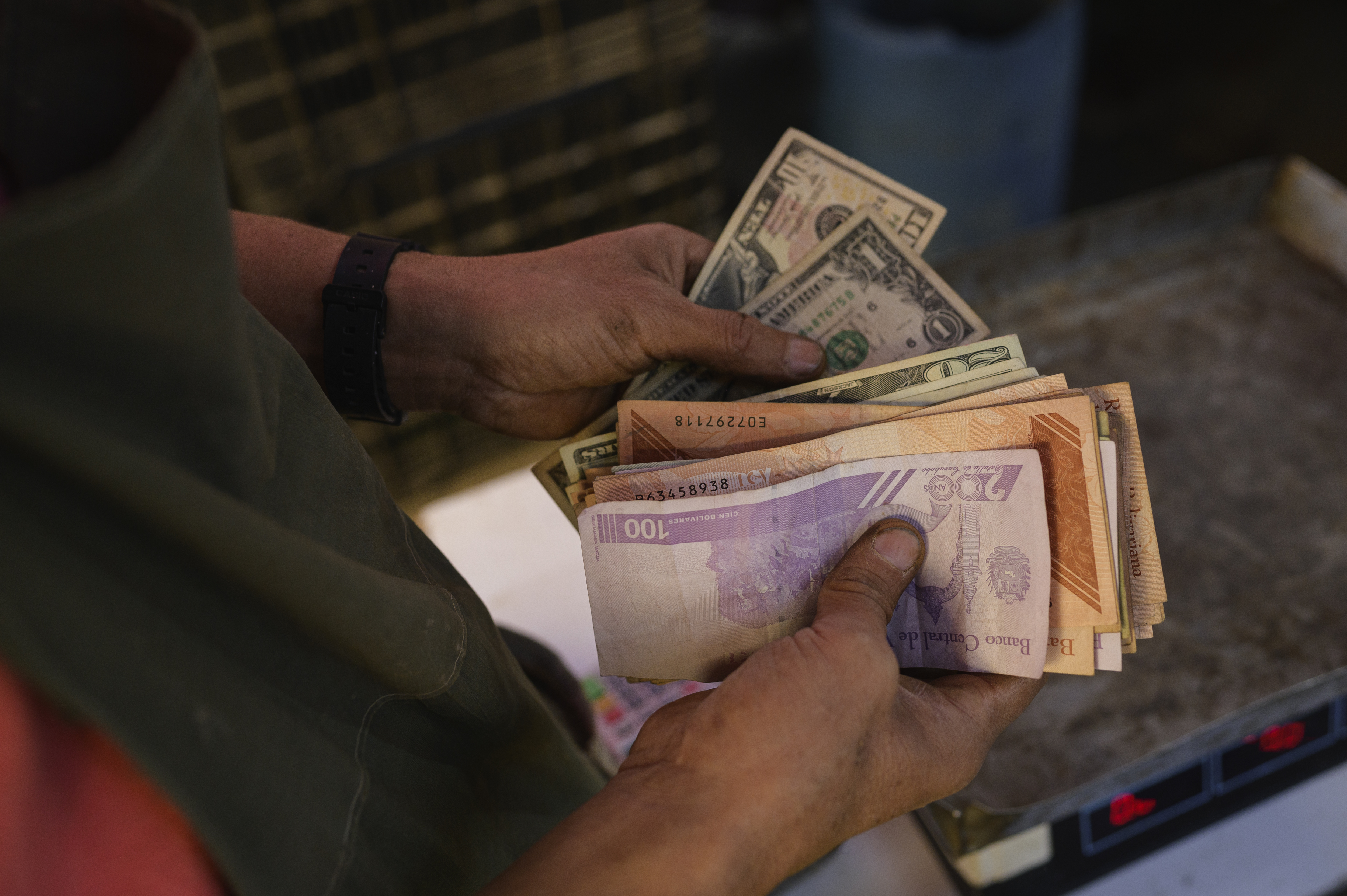 El tipo de cambio en Venezuela se acerca al paralelo en medio de crisis por los terremotos
