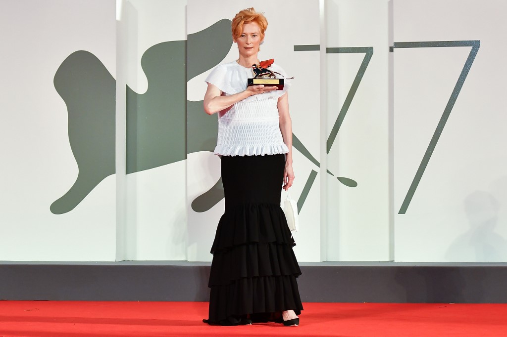 Tilda Swinton recibe el León de Oro en Festival de Venecia 2020.
