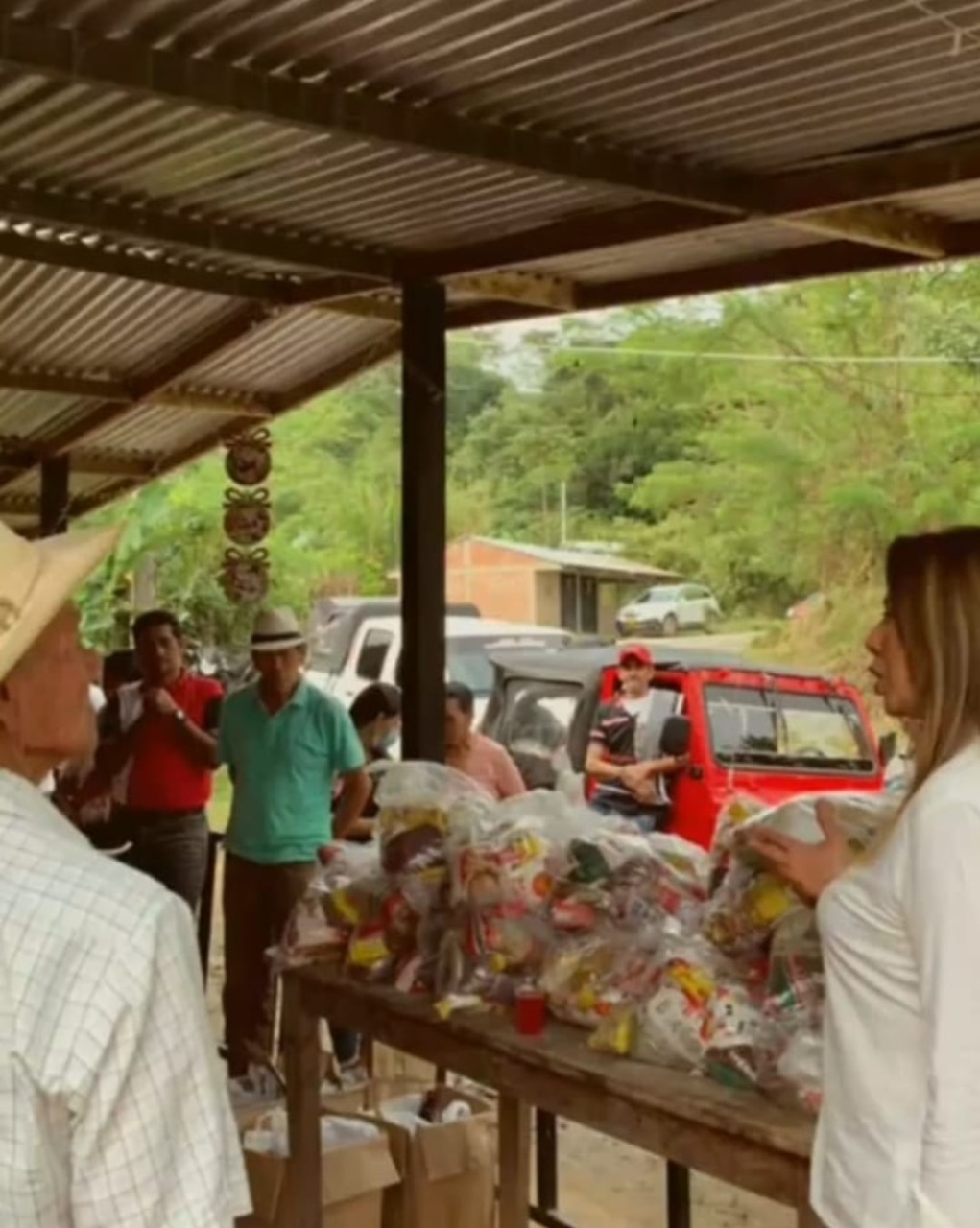 Janeth Sabogal durante un acto proselitista en el sur del Tolima donde presuntamente se repartieron mercados a los campesinos.
