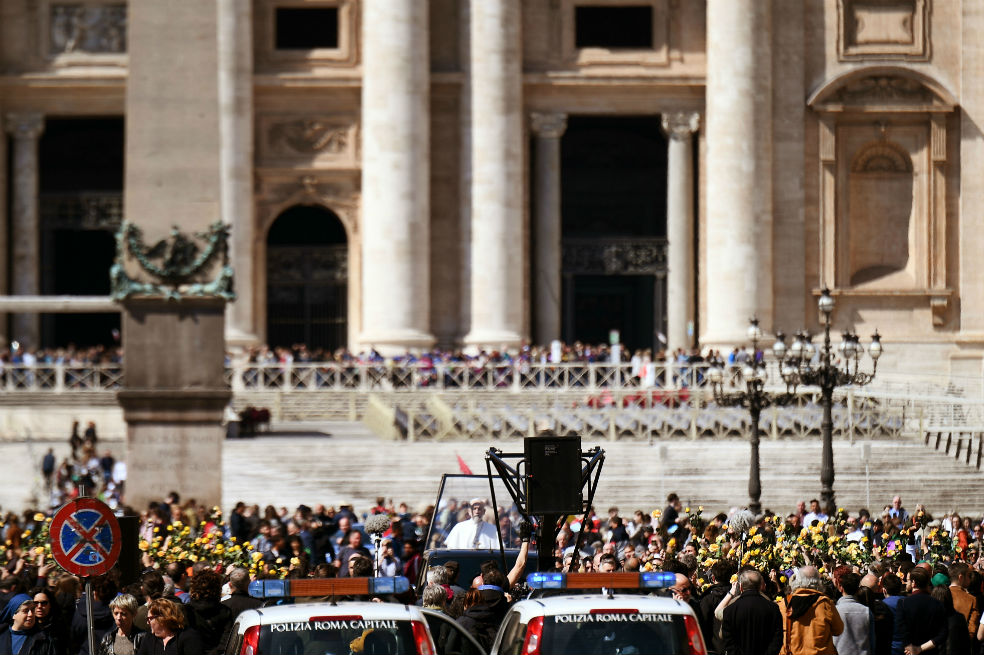 Filmación de una escena de la serie "The New Pope" dirigida por Paolo Sorrentino y protagonizada por John Malkovich.AFP