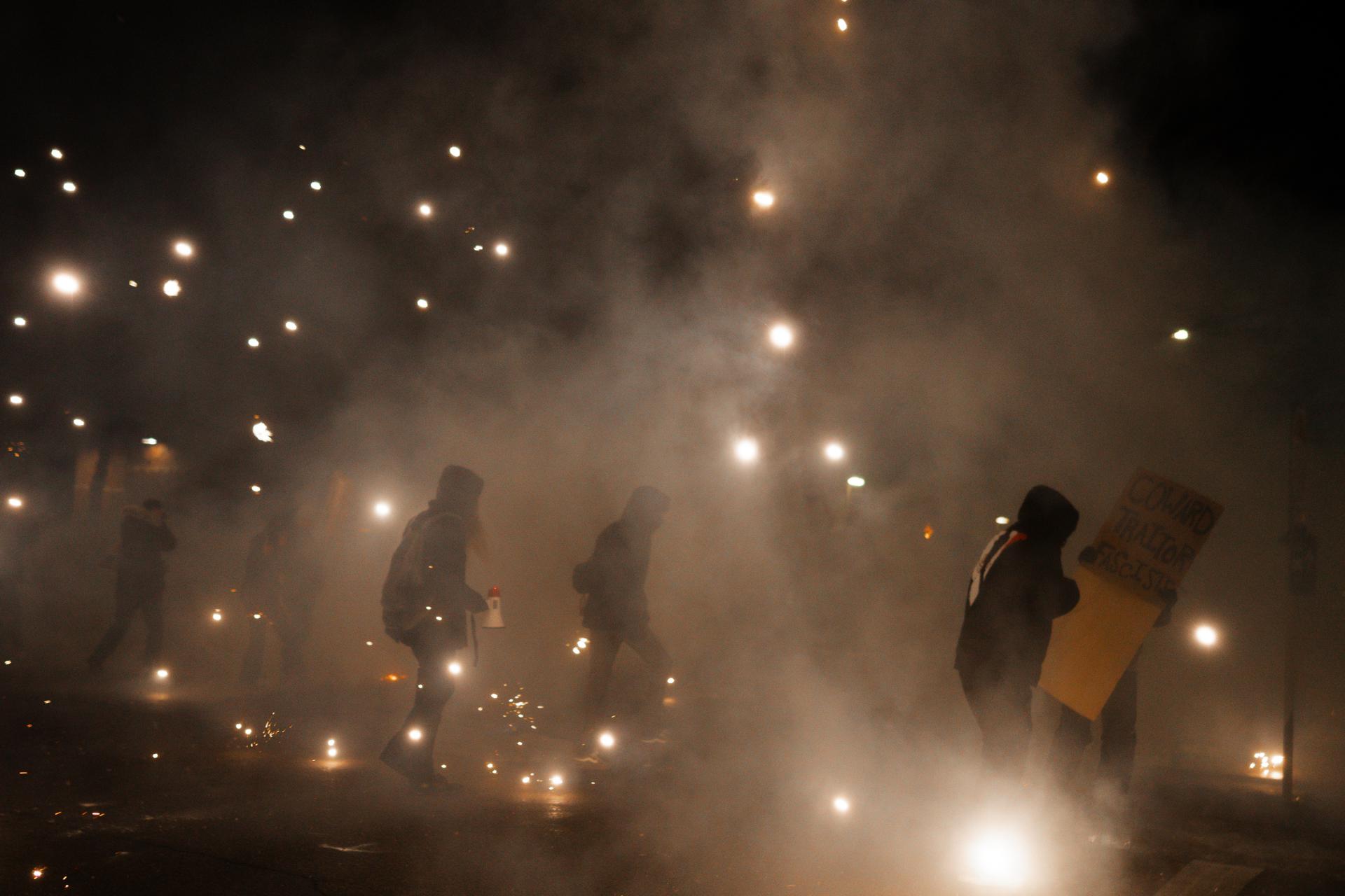 Minneapolis (United States), 14/01/2026.- People run after a flash-bang grenade is deployed by federal agents during a protest outside the Federal Whipple building in Hennepin County, Minnesota, USA, 13 January 2026. As part of a federal immigration crackdown involving over 2,000 agents from Border Patrol, Immigration and Customs Enforcement (ICE), and Homeland Security Investigations (HSI), an ICE officer fatally shot US citizen Renee Nicole Good in her vehicle during an operation in South Minneapolis on 07 January 2026. (Protestas) EFE/EPA/OLGA FEDOROVA
