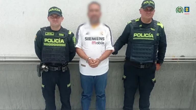 Tras atacar con un martillo y un arma cortopunzante a Fabiana Karina Rincón, su expareja, Medina Villa se entregó a las autoridades. La víctima permanece en un centro médico en estado de coma. El agresor no aceptó cargos.