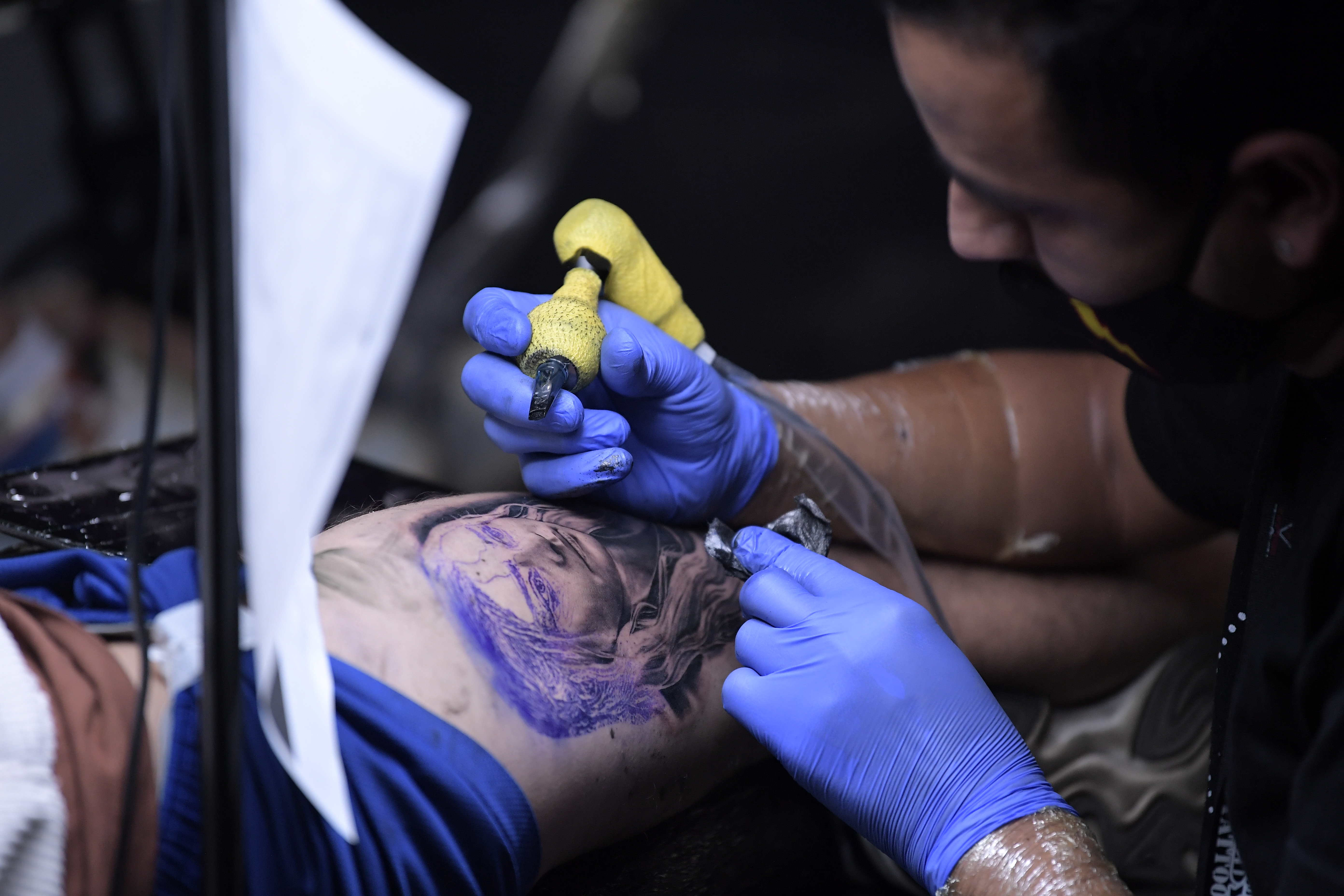 Evento de artistas tatuadores que se llevará a cabo en Casa del Rey, un restaurante en el centro de Bogotá, este fin de semana. El evento tendrá tatuajes en vivo, exposición de arte, marcas independientes y gastronomía, con el fin de apoyar la reactivación de ese sector artístico que se vio fuertemente golpeado por la pandemia.
