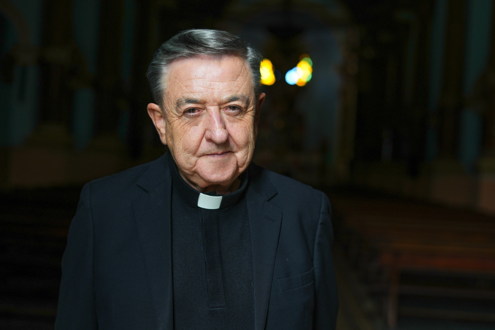 El párroco Darío Echeverry lamenta que la burocracia y la política interfieran en el bienestar de sus feligreses, además de la pérdida del valor cultural de su iglesia.