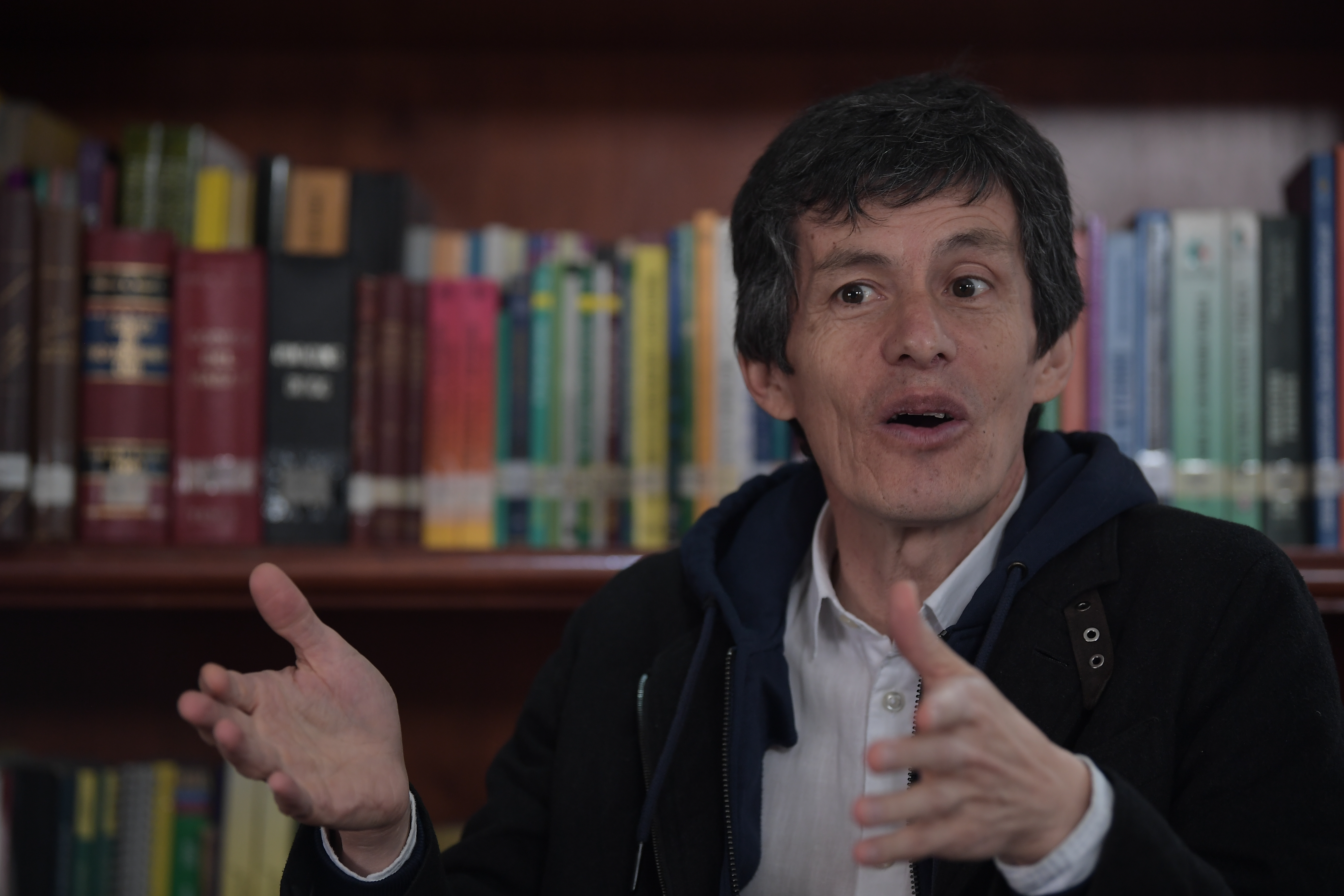 El mundo está en manos de una élite “María Antonieta”, advierte Juan Carlos Flórez