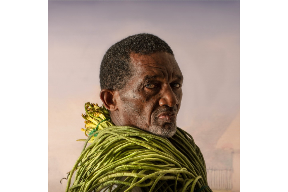 José Caraballo, vendedor de fruta, con habichuela larga.