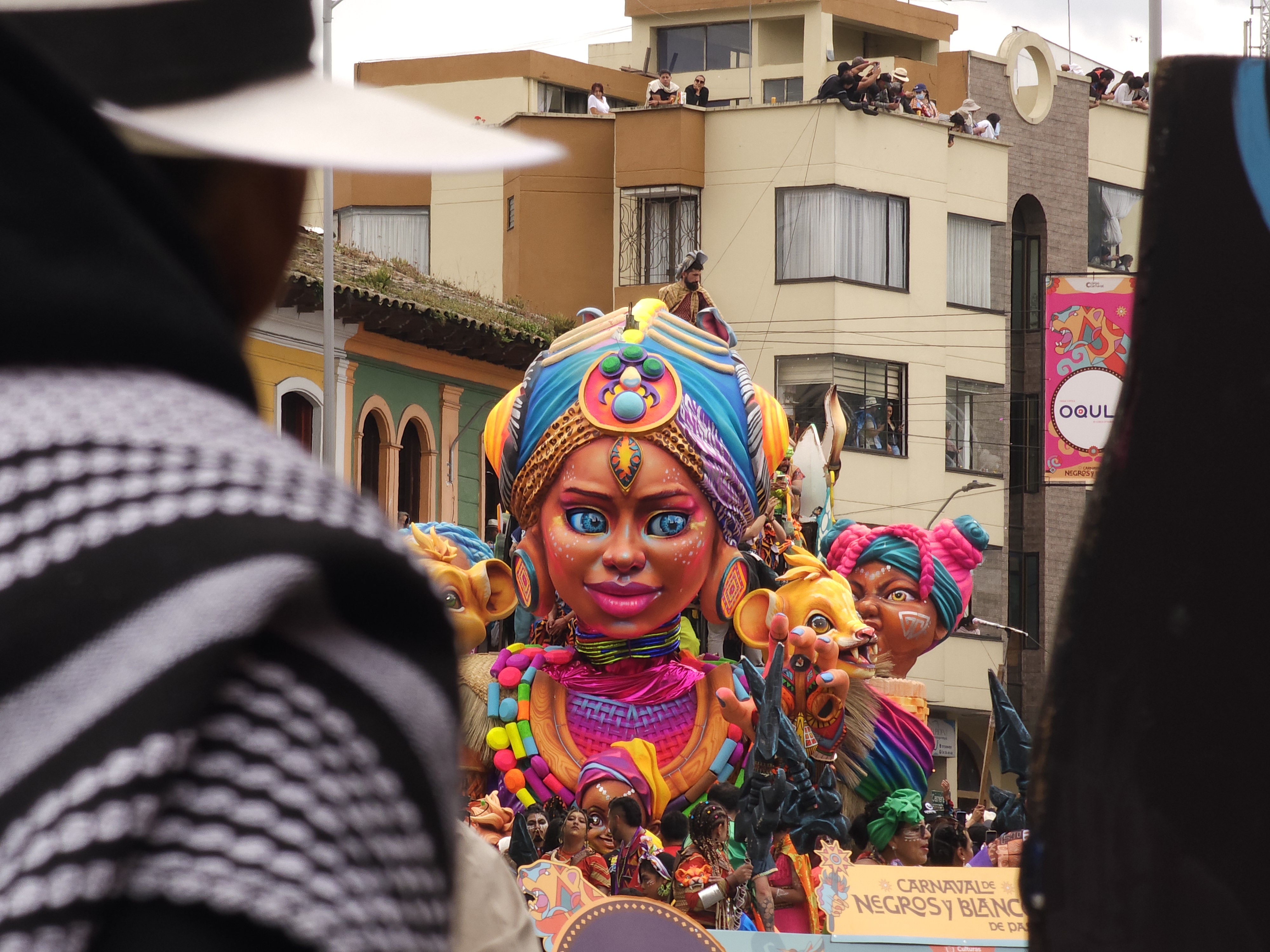 A lo largo de ocho kilómetros, la fantasía se impuso con dragones, personajes mitológicos, figuras históricas y creaciones inspiradas en la identidad regional