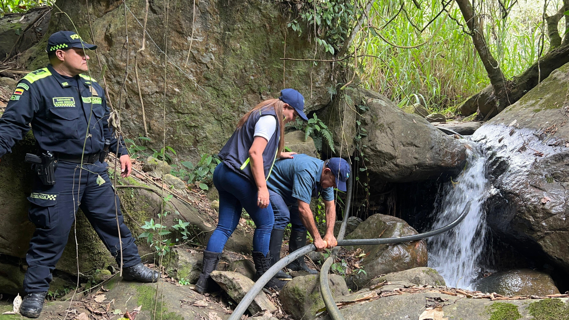 Sujeto desvió ilegalmente quebrada para llenar su piscina y la CAR lo sancionó