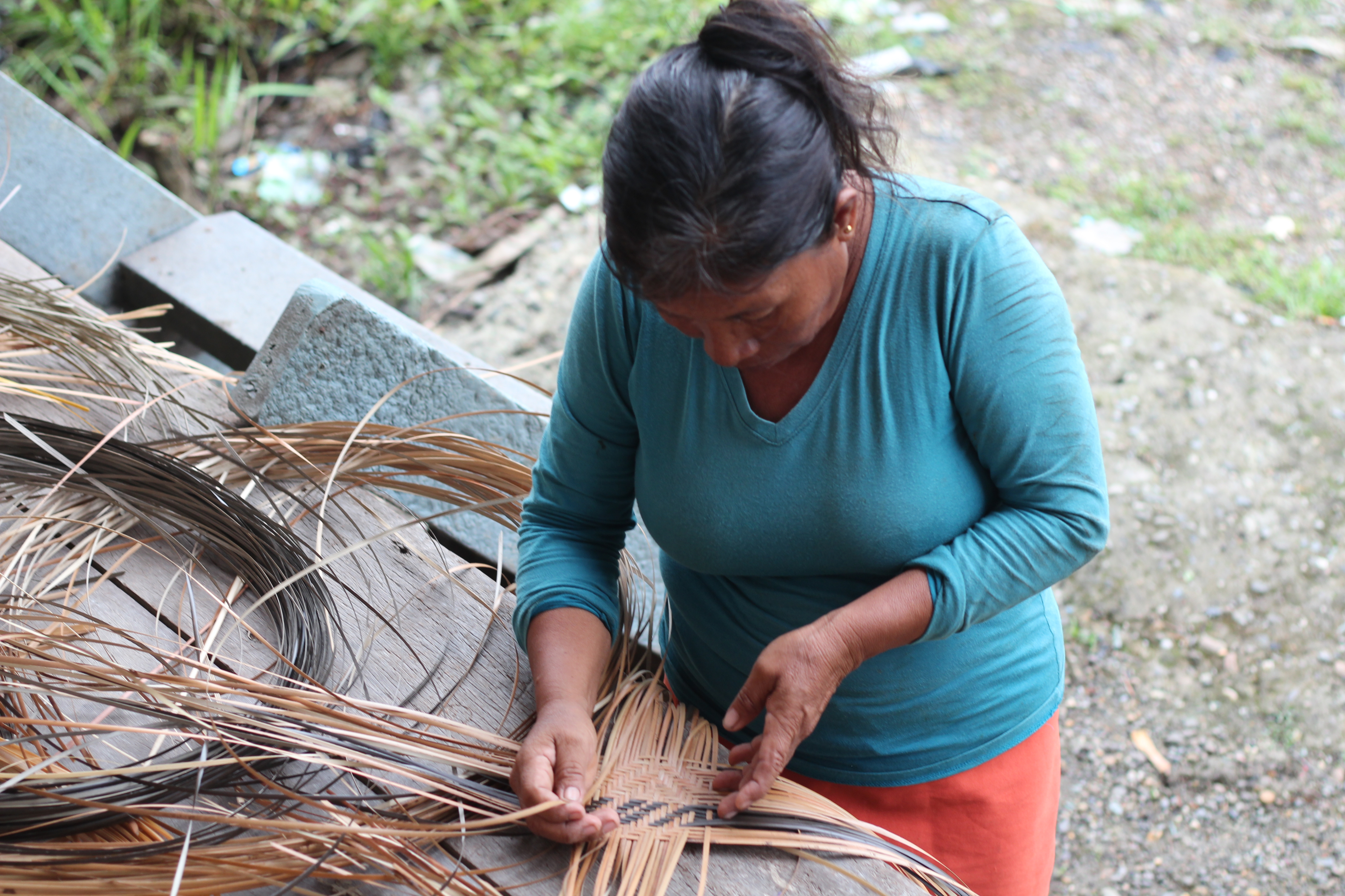 Lo que cuentan las artesanías que se venden en Bogotá de una mujer desplazada