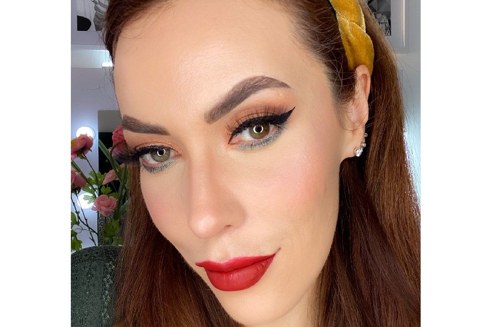 Sigue este tutorial y luce un maquillaje increíble durante la celebración de Navidad.