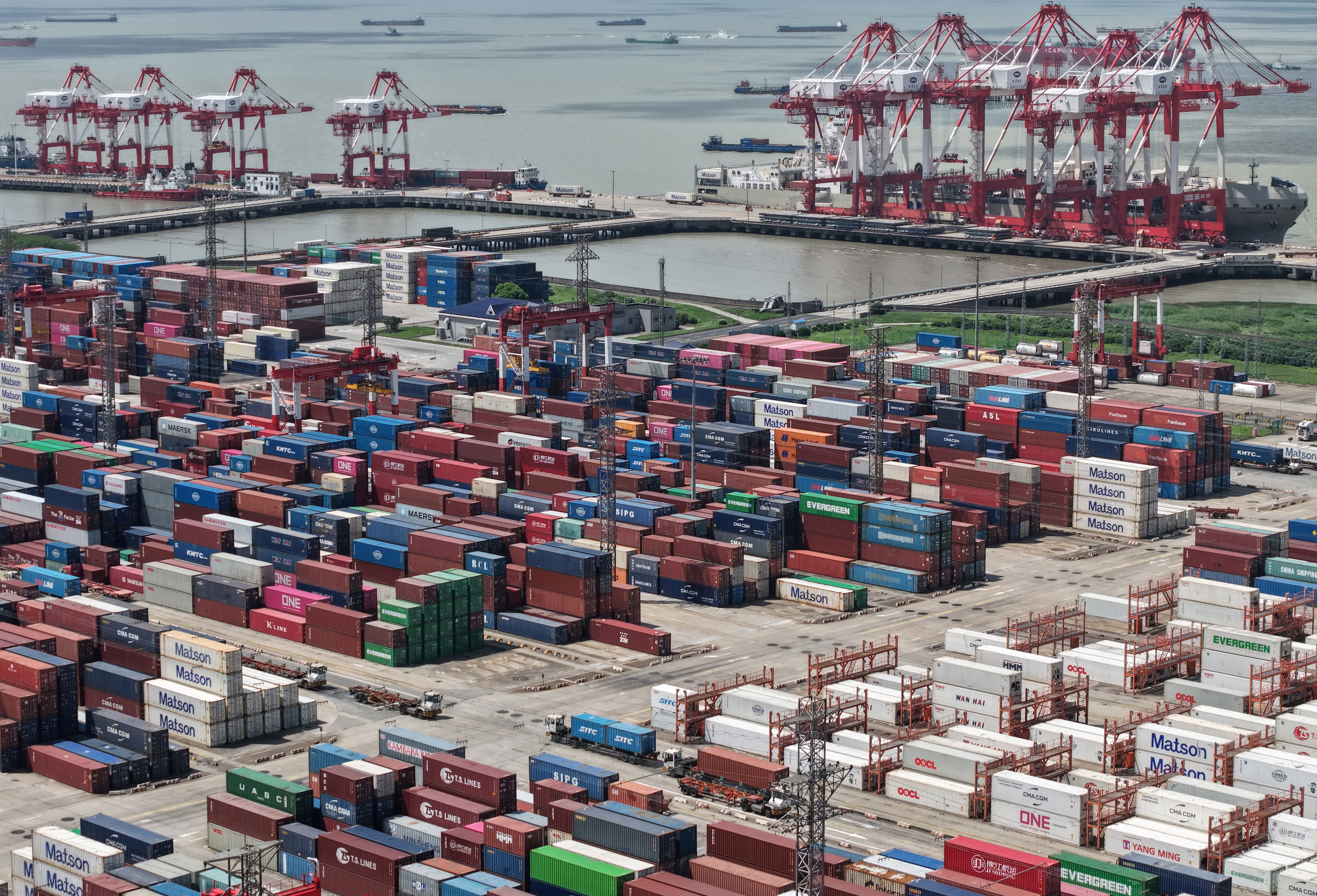 Exportaciones chinas caen por primera vez en ocho meses
