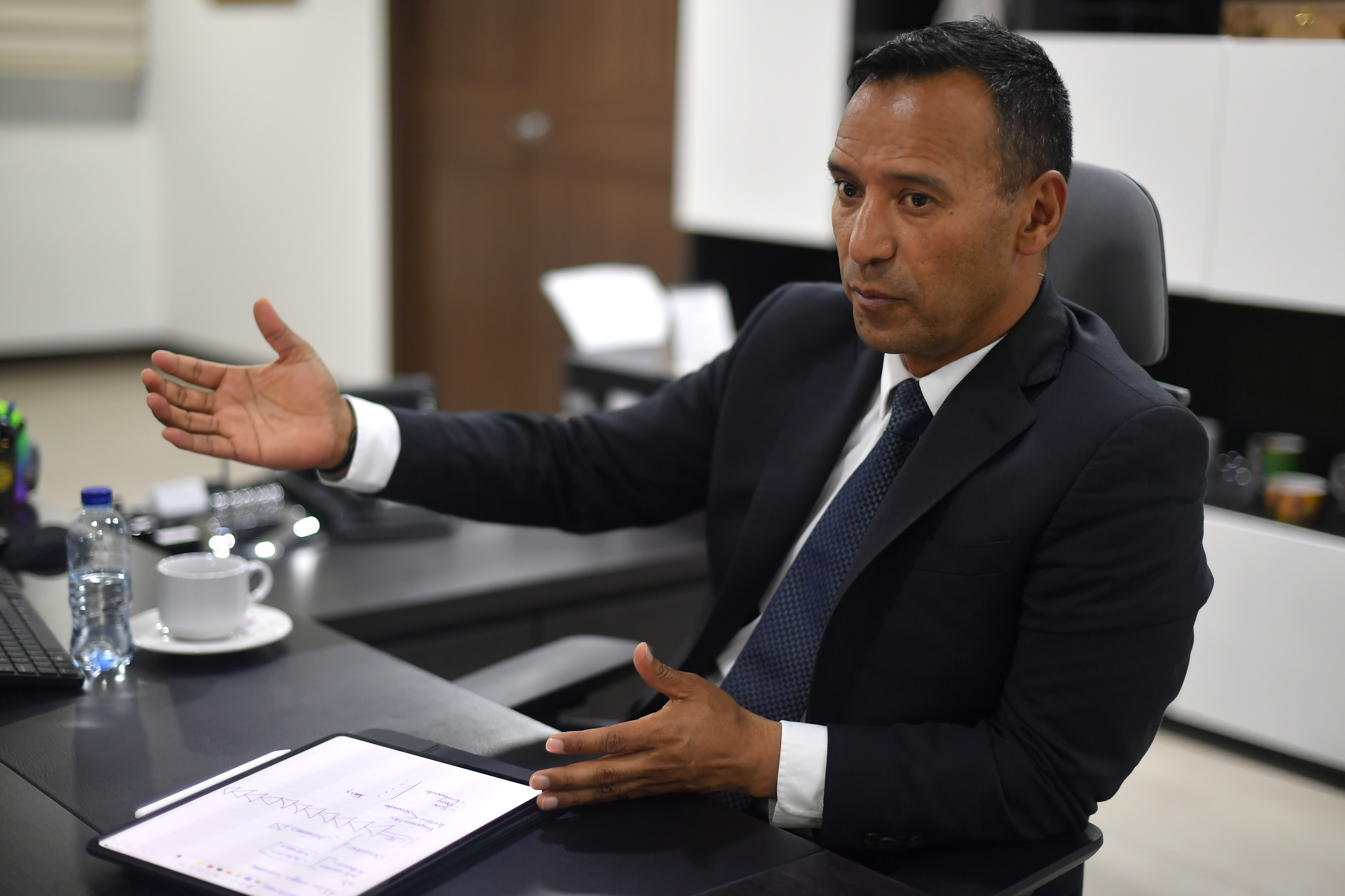 Mindefensa responde a cuestionamientos por contratos de sus hermanos con el gobierno