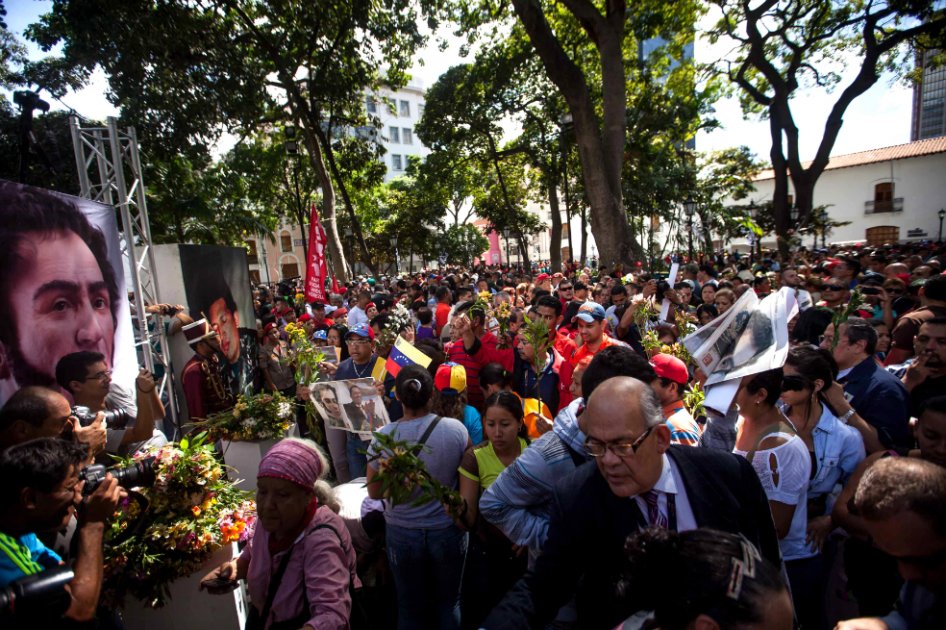 Imágenes de Chavez y Bolívar serán puestas en el centro de Caracas