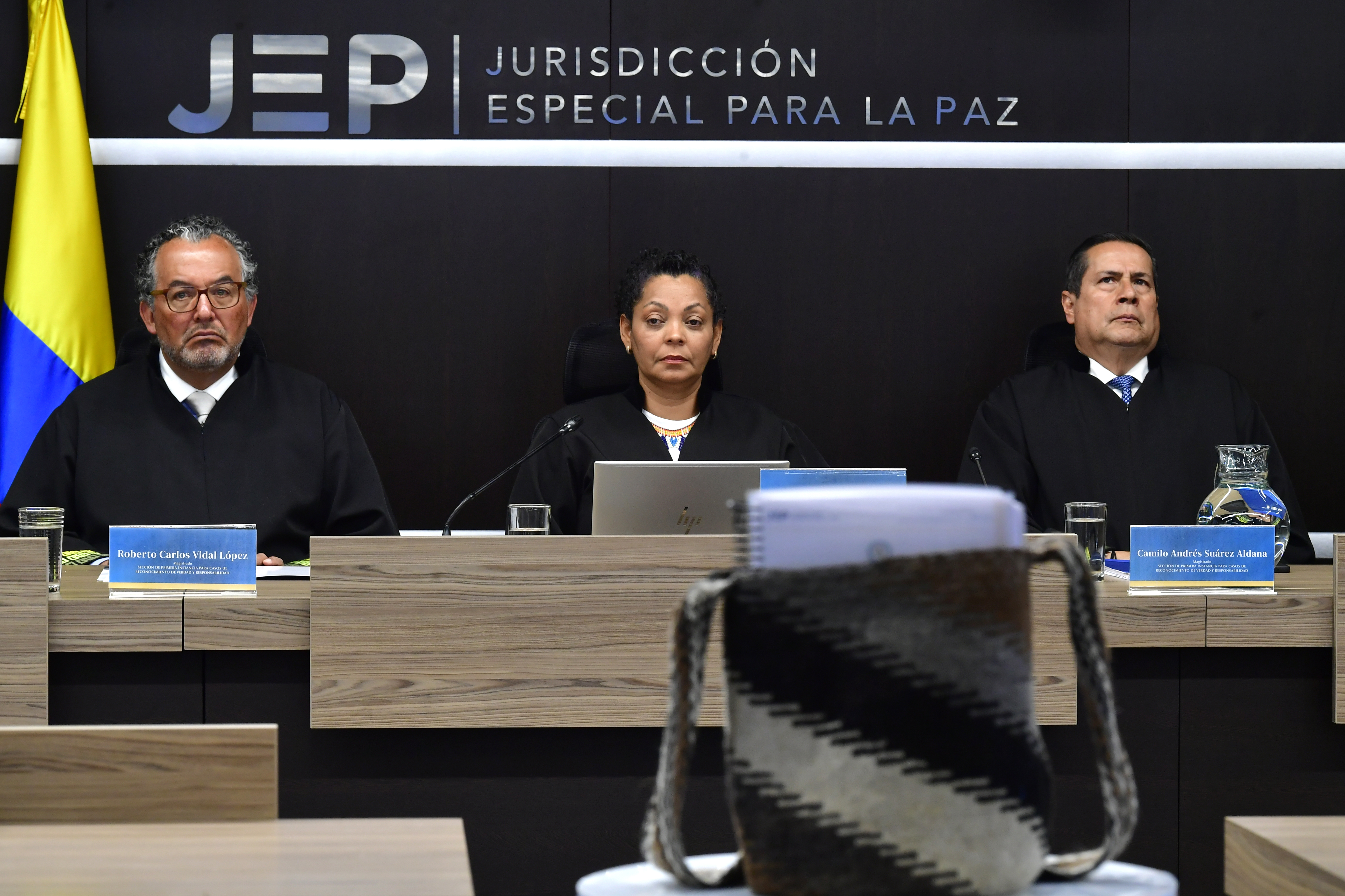 Roberto Vidal; Ana Ochoa y Camilo Suárez, magistrados de la Jurisdicción Especial para la Paz (JEP), durante la lectura de la sentencia por falsos positivos (macrocaso 03), que condenó a 12 exmilitares del batallón La Popa, en Valledupar y 7 exparamilitares (izq-der).