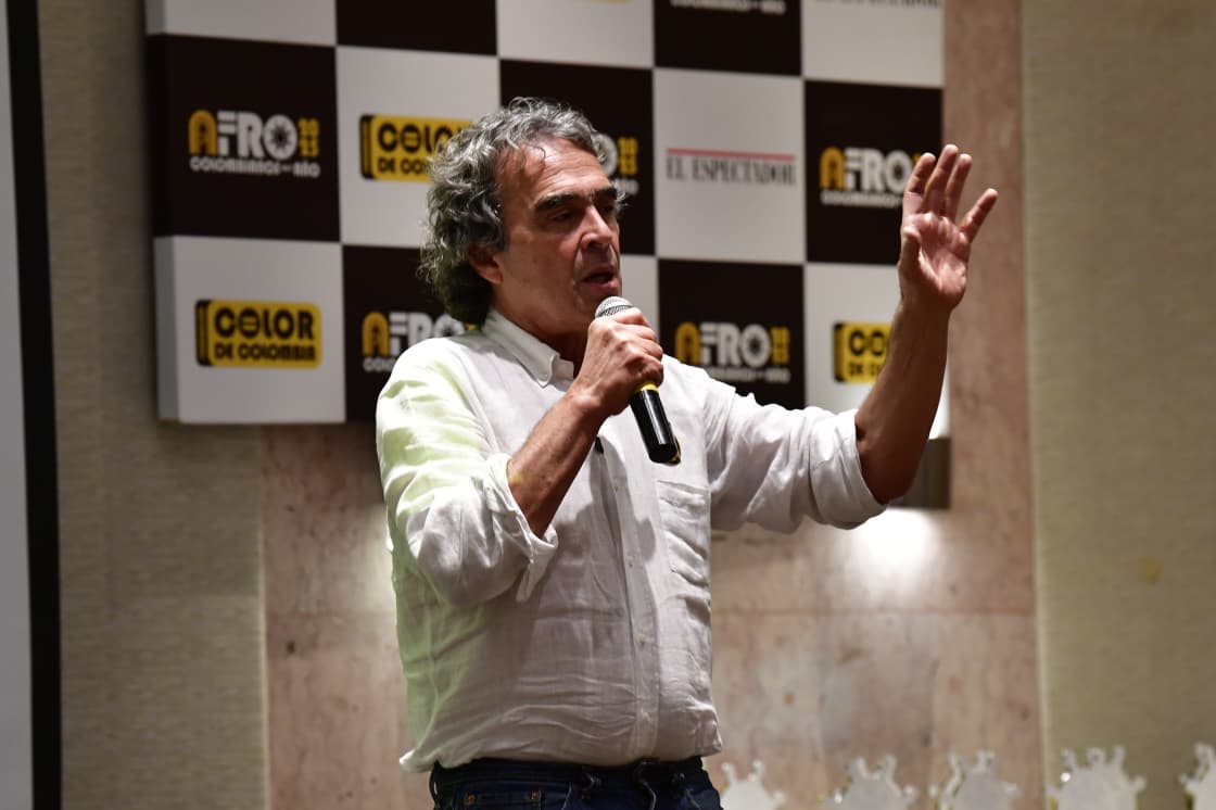 Fajardo dice no a la consulta de centro: va directo a primera vuelta