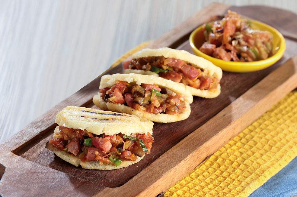 Así se preparan unas deliciosas arepitas rellenas colombianas