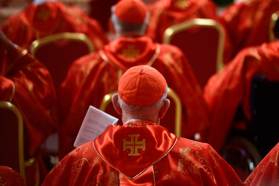 Los cardenales se encierran de nuevo para elegir al sucesor de Benedicto XVI