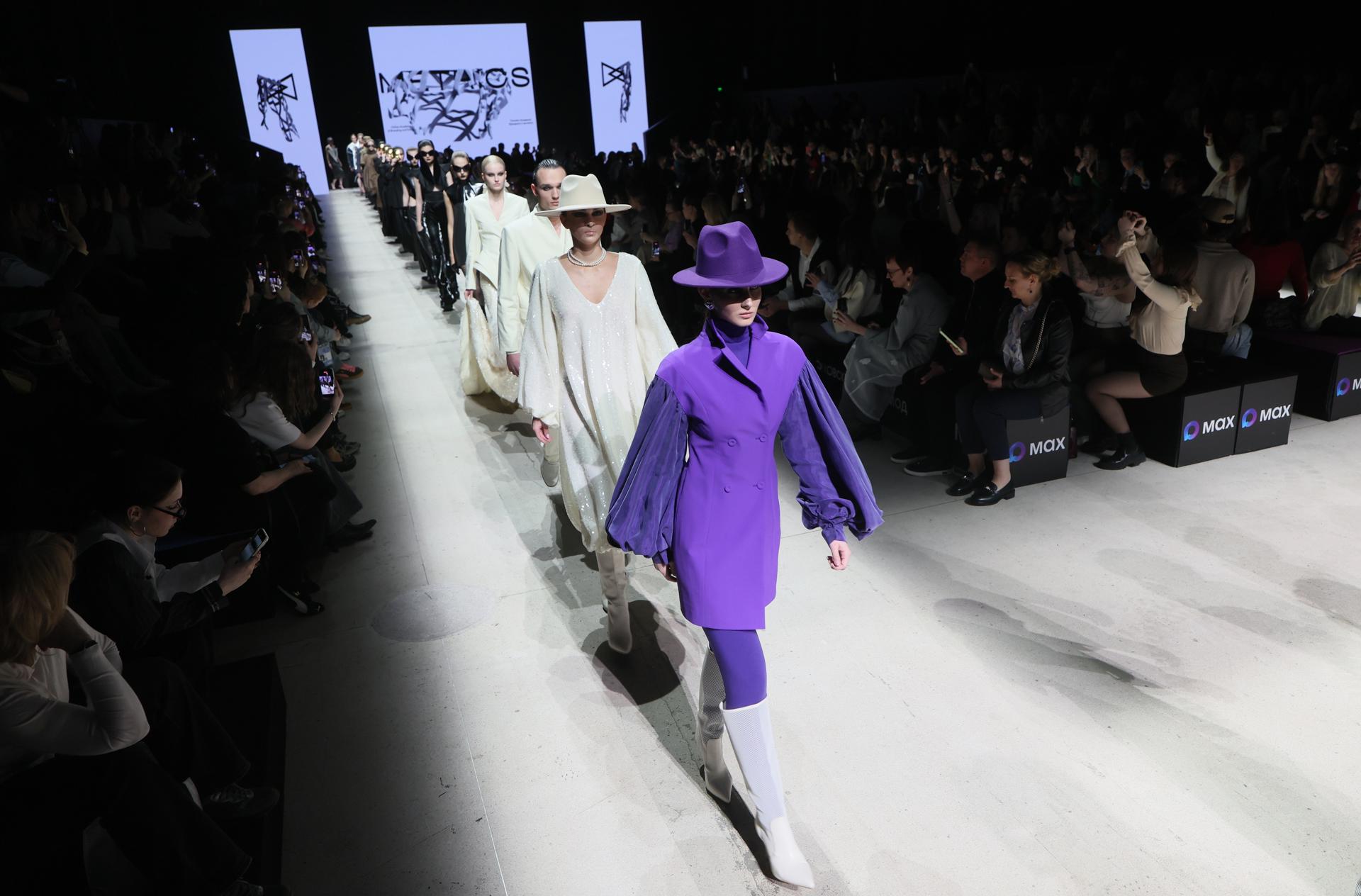MOSCOW (Russian Federation), 18/03/2026.- Models present creations at the Metrics Branding and Design Academy fashion show during the Moscow Fashion Week at the Manezh Central Exhibition Hall in downtown Moscow, Russia, 18 March 2026. The Moscow Fashion Week runs from 14 August to 19 March. (Moda, Rusia, Moscú) EFE/EPA/MAXIM SHIPENKOV
