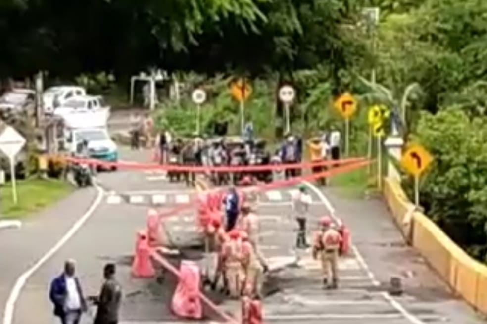 Vía La Pintada – Medellín en Antioquia permanece cerrada por fuertes lluvias
