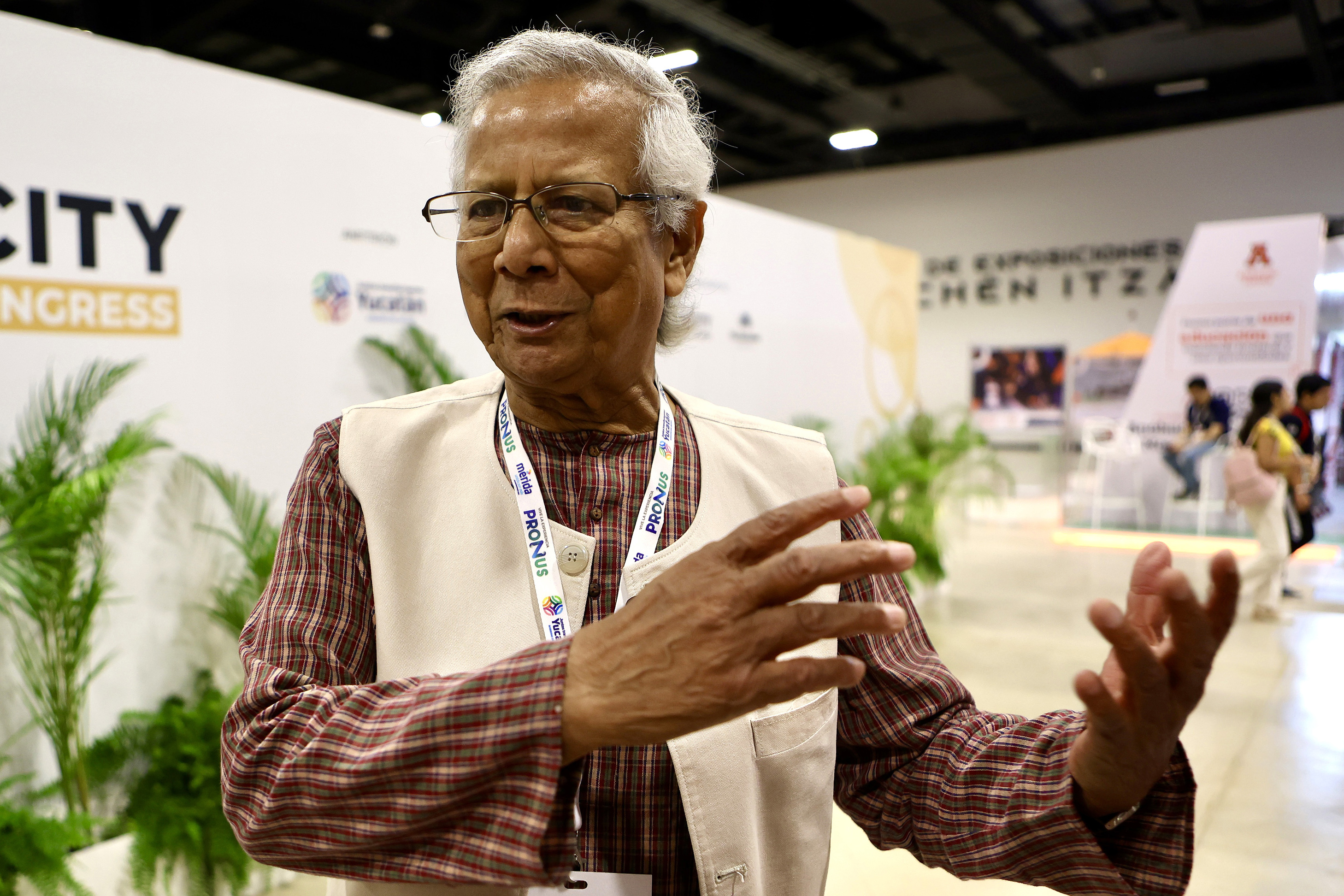 MEX3155. MÉRIDA (MÉXICO), 10/07/2024.- El Premio Nobel de la Paz Muhammad Yunus habla durante una entrevista con EFE este miércoles, en Mérida (México). La IX edición del Smart City Expo Latam Congress, celebrada en el estado sureño de Yucatán (México), destacó por la presencia de figuras como el Premio Nobel de la Paz otorgado en 2006, el bangladeshi Muhammad Yunus, quien dijo que en Latinoamérica hay que “derribar los obstáculos” sociales y financieros. EFE/ Lorenzo Hernández