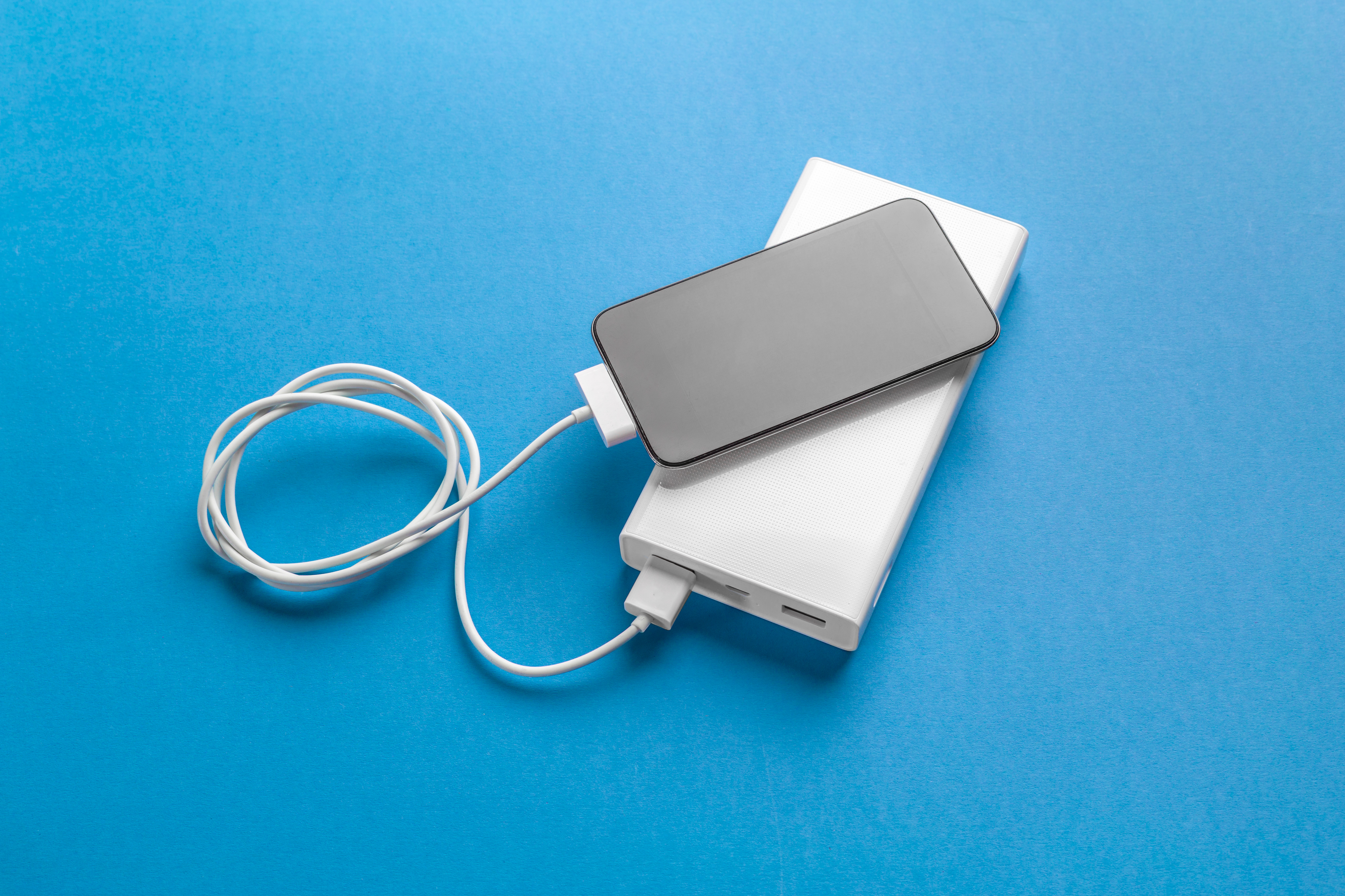 ¿Por qué las power bank o baterías no se pueden llevar en el equipaje de bodega de un avión?