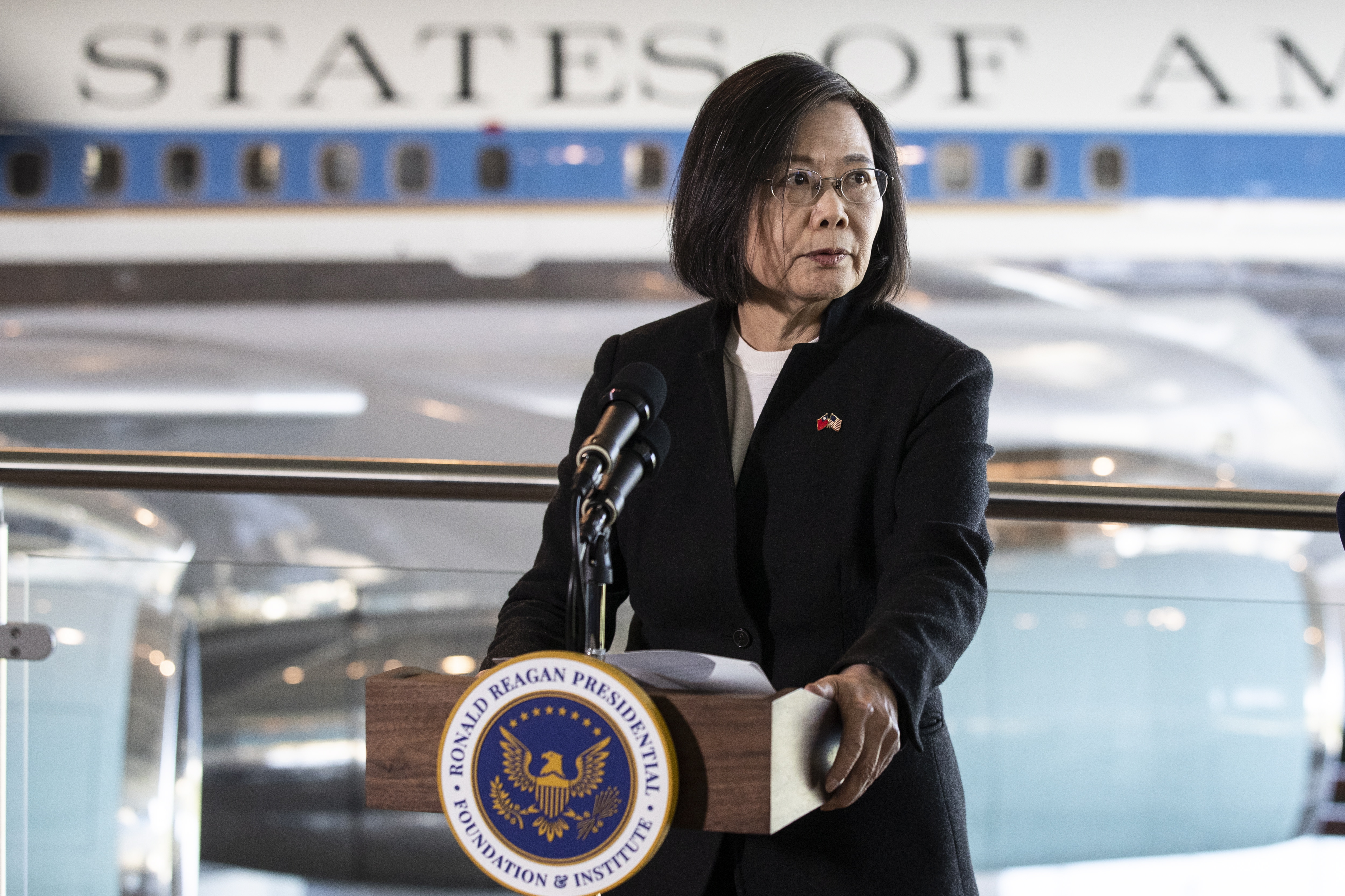Simi Valley (United States), 05/04/2023.- Taiwanese President Tsai Ing-wen delivers a speech during a press conference with U.S. House speaker Kevin McCarthy following a bilateral meeting at the Ronald Reagan Presidential Library in Simi Valley, California, USA, 05 April 2023. This meeting takes place amid rising tension between the United States and China, as well as between China and Taiwan. (Estados Unidos) EFE/EPA/ETIENNE LAURENT