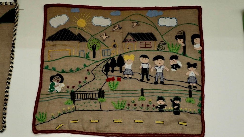 Uno de los tapetes de la memoria elaborado por las víctimas de Mallama. En él, retrataron uno de los combates entre el Ejército y la guerrilla que dejaban a las escuelas en la mitad.