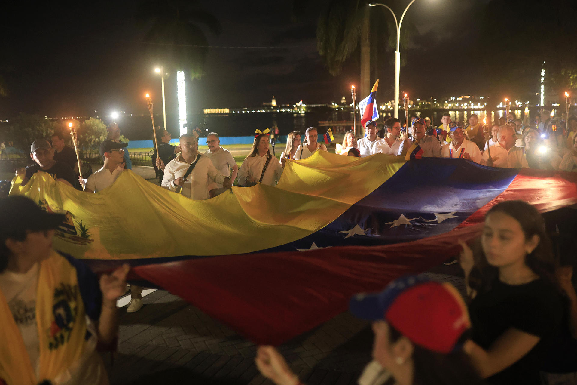 AME6424. CIUDAD DE PANAMÁ (PANAMÁ), 06/12/2025.- Personas participan en la marcha "por la paz y la libertad" en Venezuela este sábado, en Ciudad de Panamá (Panamá). Decenas de venezolanos se sumaron en Panamá a las marchas globales "por la paz y la libertad" en Venezuela convocadas el jueves por la líder opositora y exdiputada del país sudamericano María Corina Machado. EFE/ Bienvenido Velasco