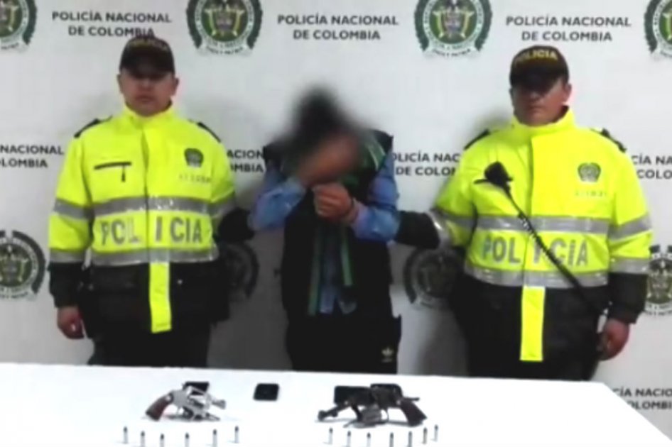 Sorprenden a menores asaltando con armas de fuego a pasajeros de bus en Bogotá