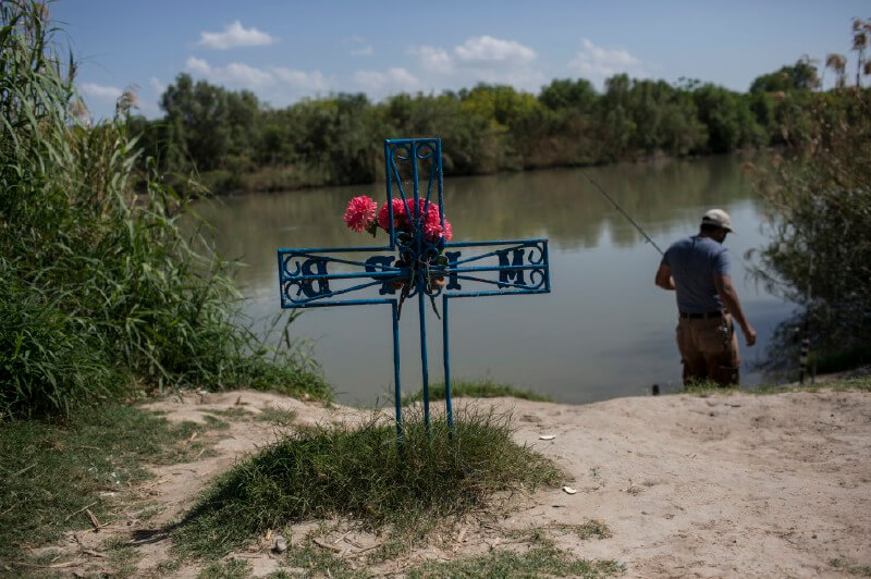Un cementerio en el río Bravo