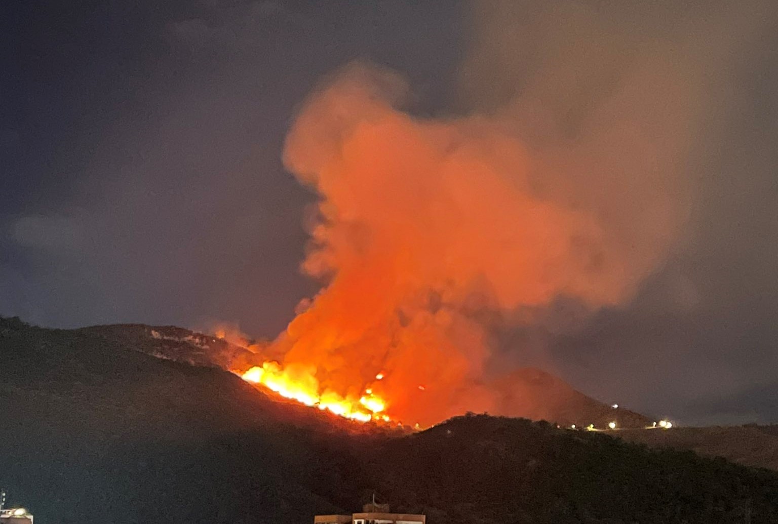 Incendio en Cali: las llamas vuelven a consumir el cerro de Las Tres Cruces